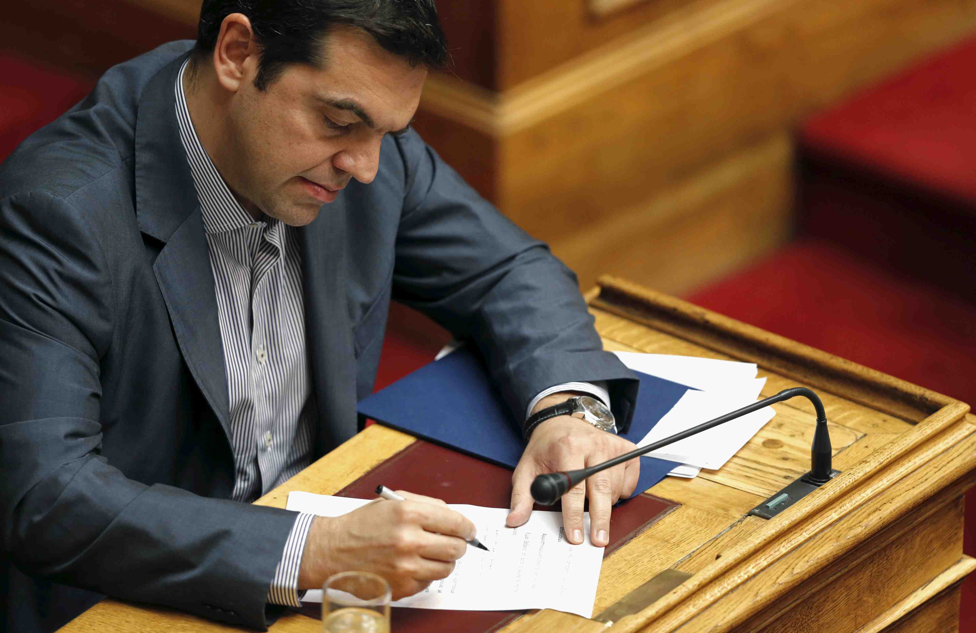 Alexis tsipras defend les mesures soumises aux creanciers devant le parlement grec