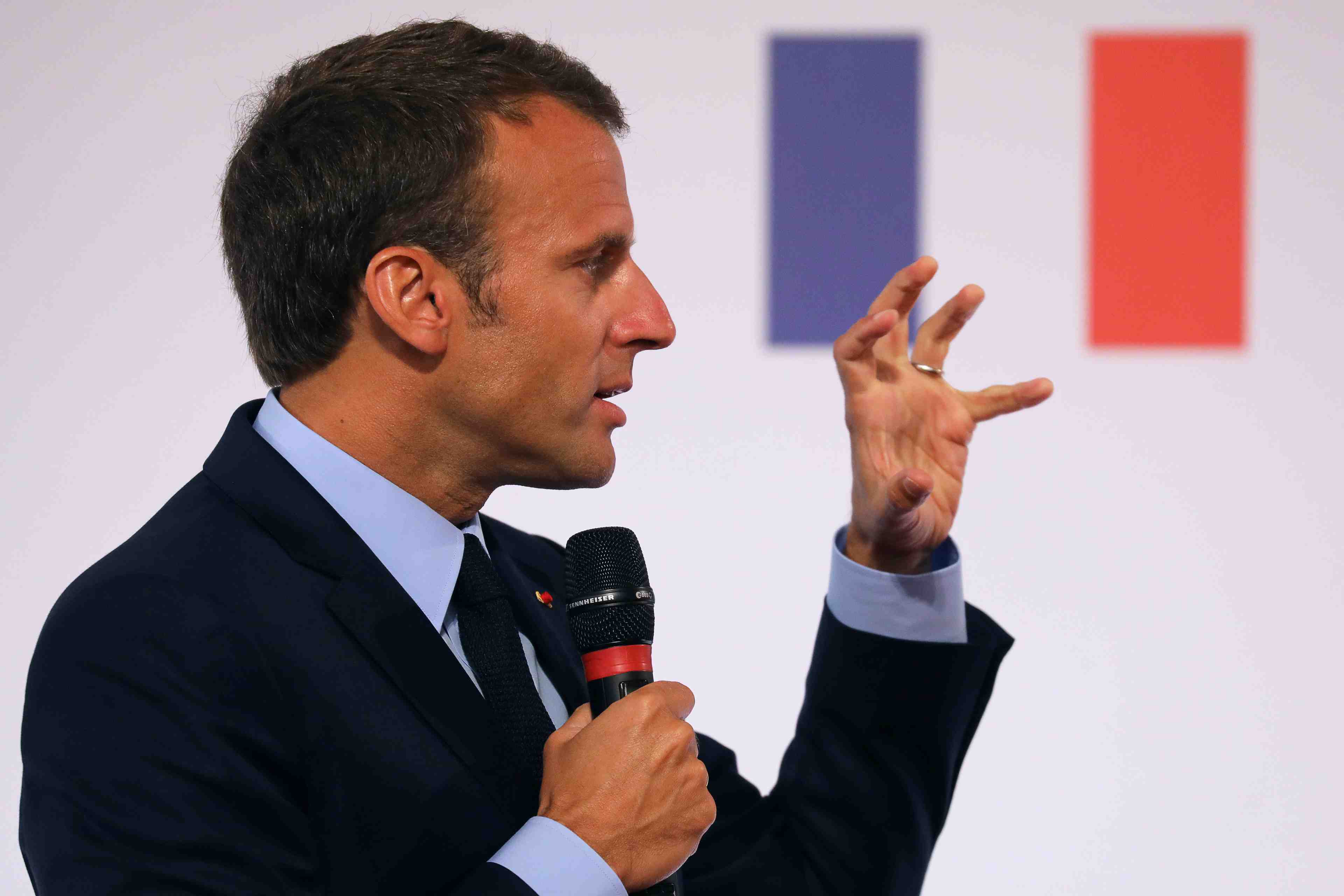 Macron en russie pour le match retour face a poutine