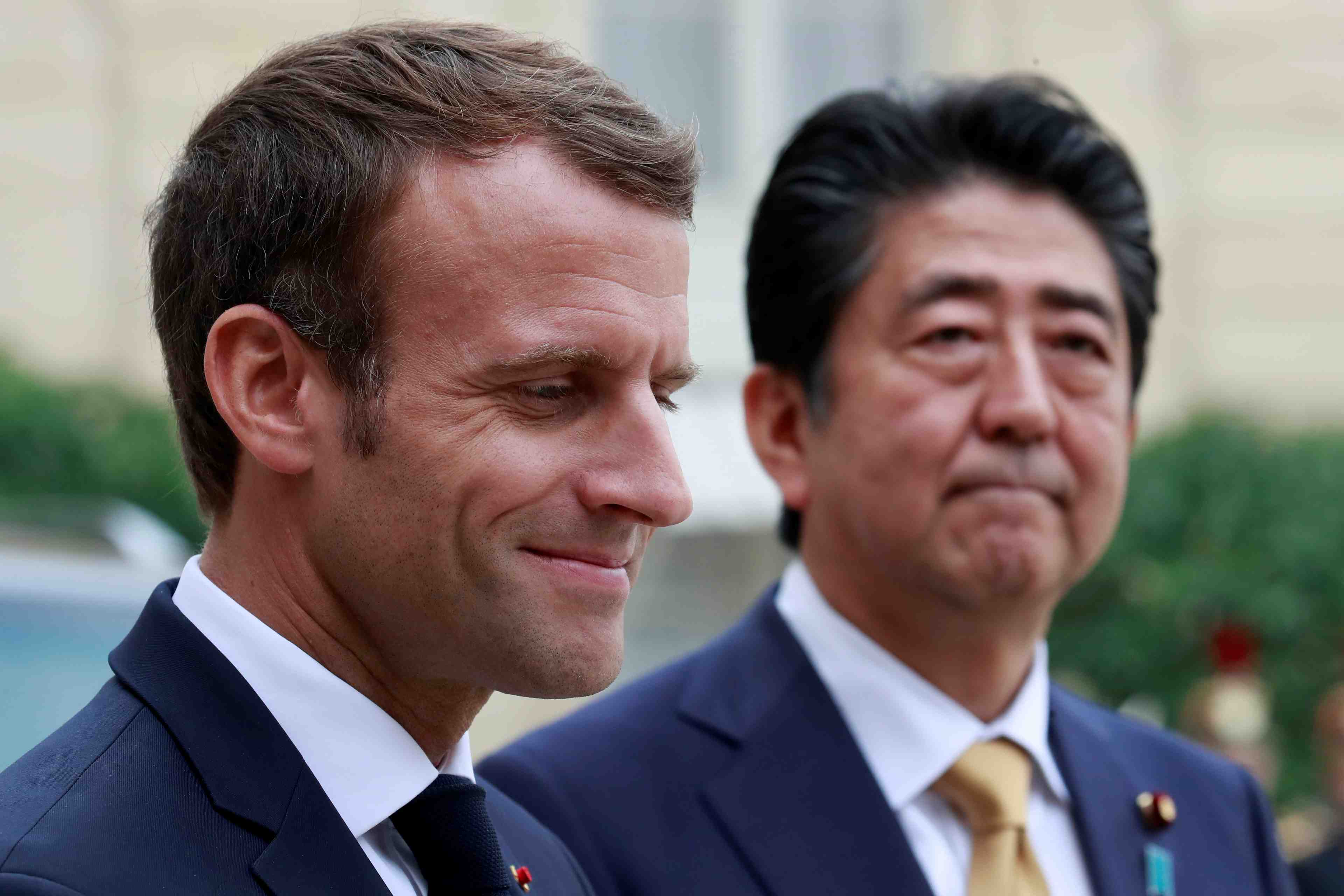 Renault-nissan: macron a rappele a abe son attachement a l'alliance et sa stabilite