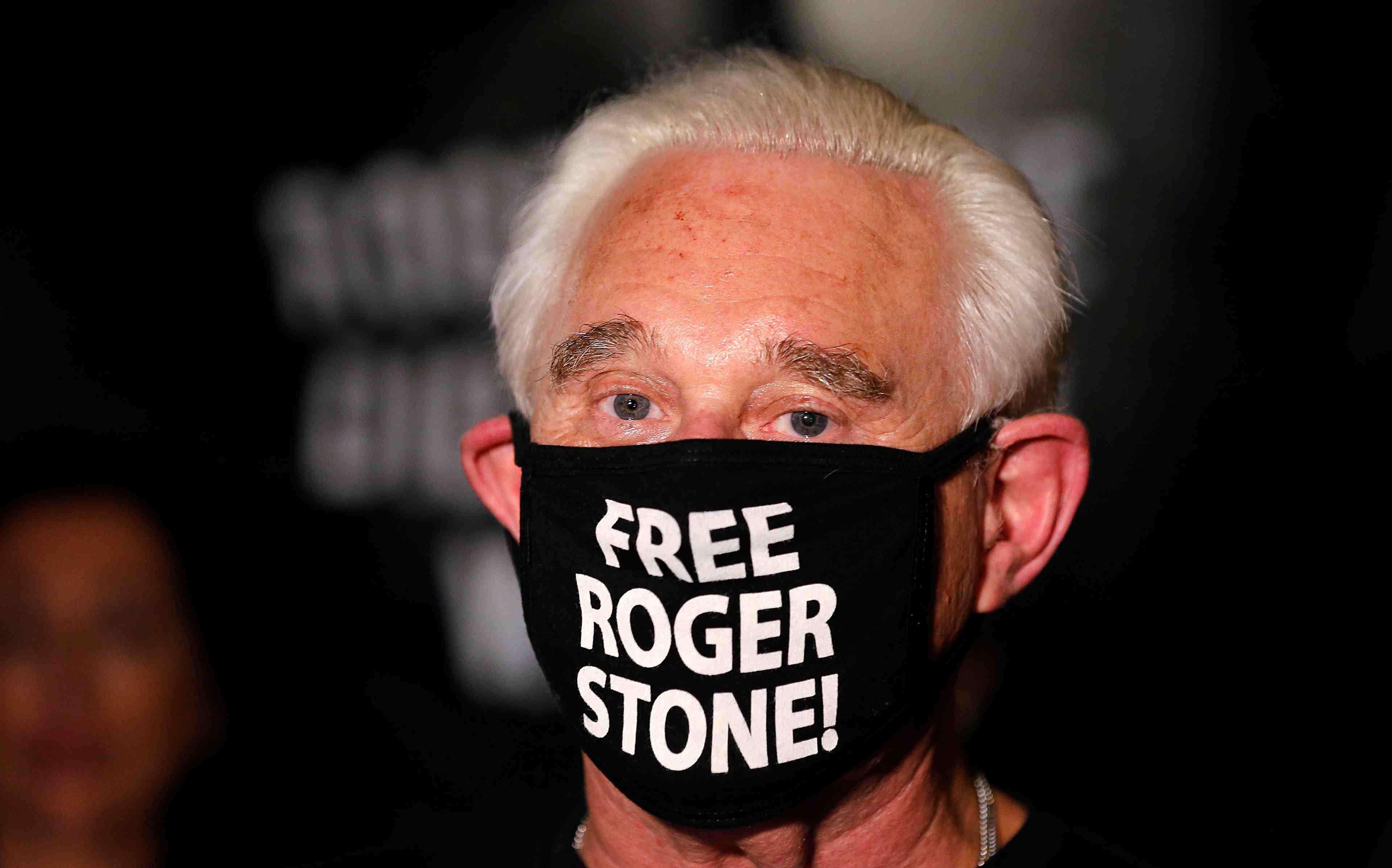 Trump commue la peine de prison de son ami et conseiller roger stone