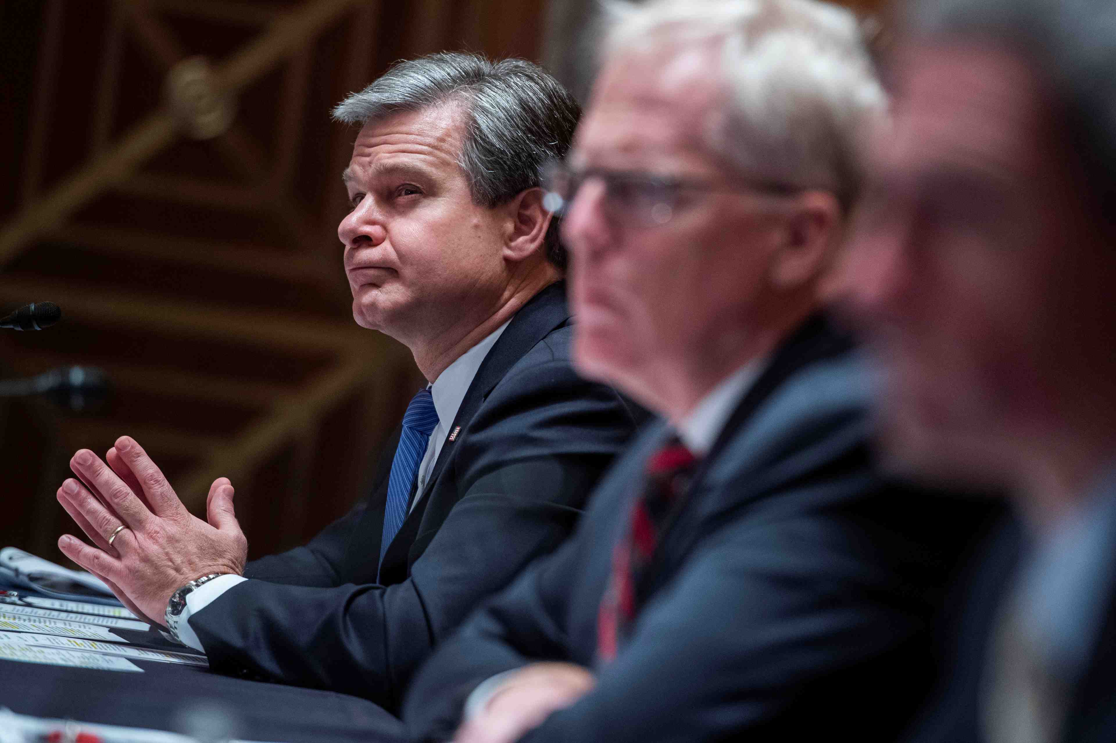 Le chef du fbi accuse les assaillants du capitole de terrorisme interieur