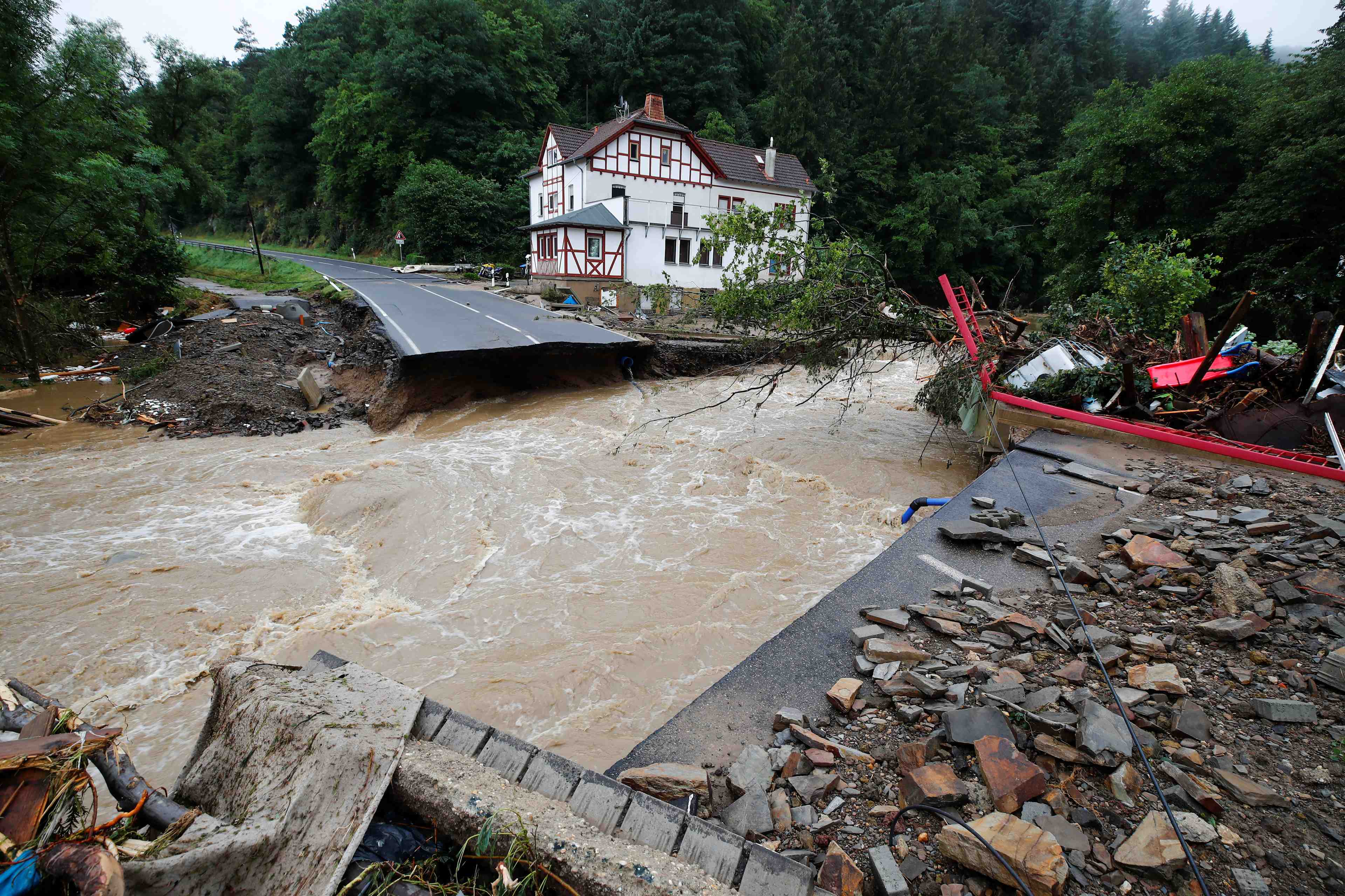 Au moins 44 morts apres des pluies diluviennes en allemagne et belgique