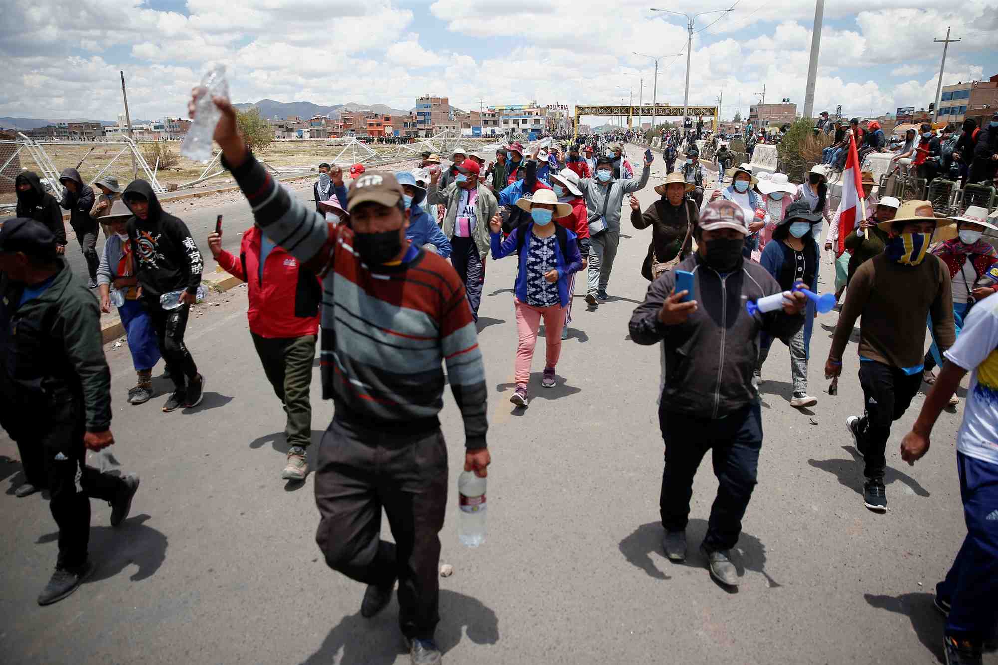 Photo des manifestants qui affrontent les forces de securite au perou