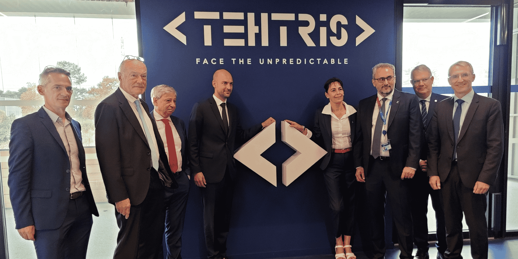 Le ministre délégué au Numérique, Jean-Noël Barrot, et la CEO de Tehtris, Elena Poincet, au centre, entourés de Mathieu Hazouard et Alain Rousset (Région Nouvelle-Aquitaine), du préfet de région Etienne Guyot, de Laurent Oudot, cofondateur de Tehtris, du député Frédéric Zgainski et du maire de Pessac Franck Raynal.