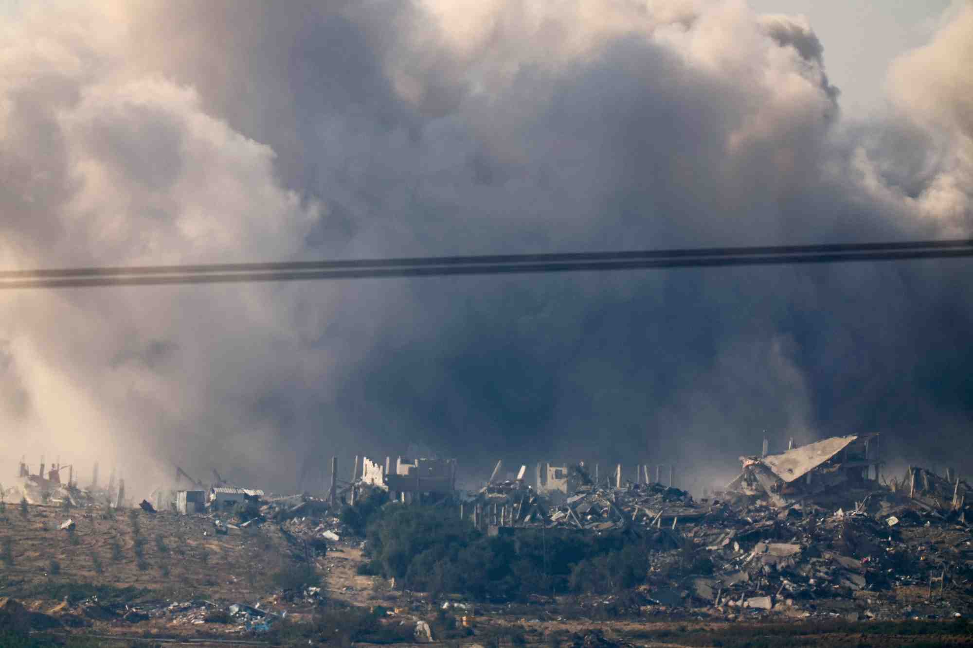 De la fumee s'eleve au dessus gaza suite a une explosion