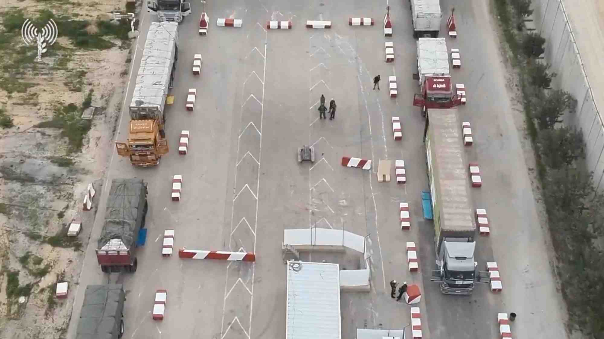 Les camions d'aide humanitaire font la queue pour etre inspectes au point de passage de kerem shalom
