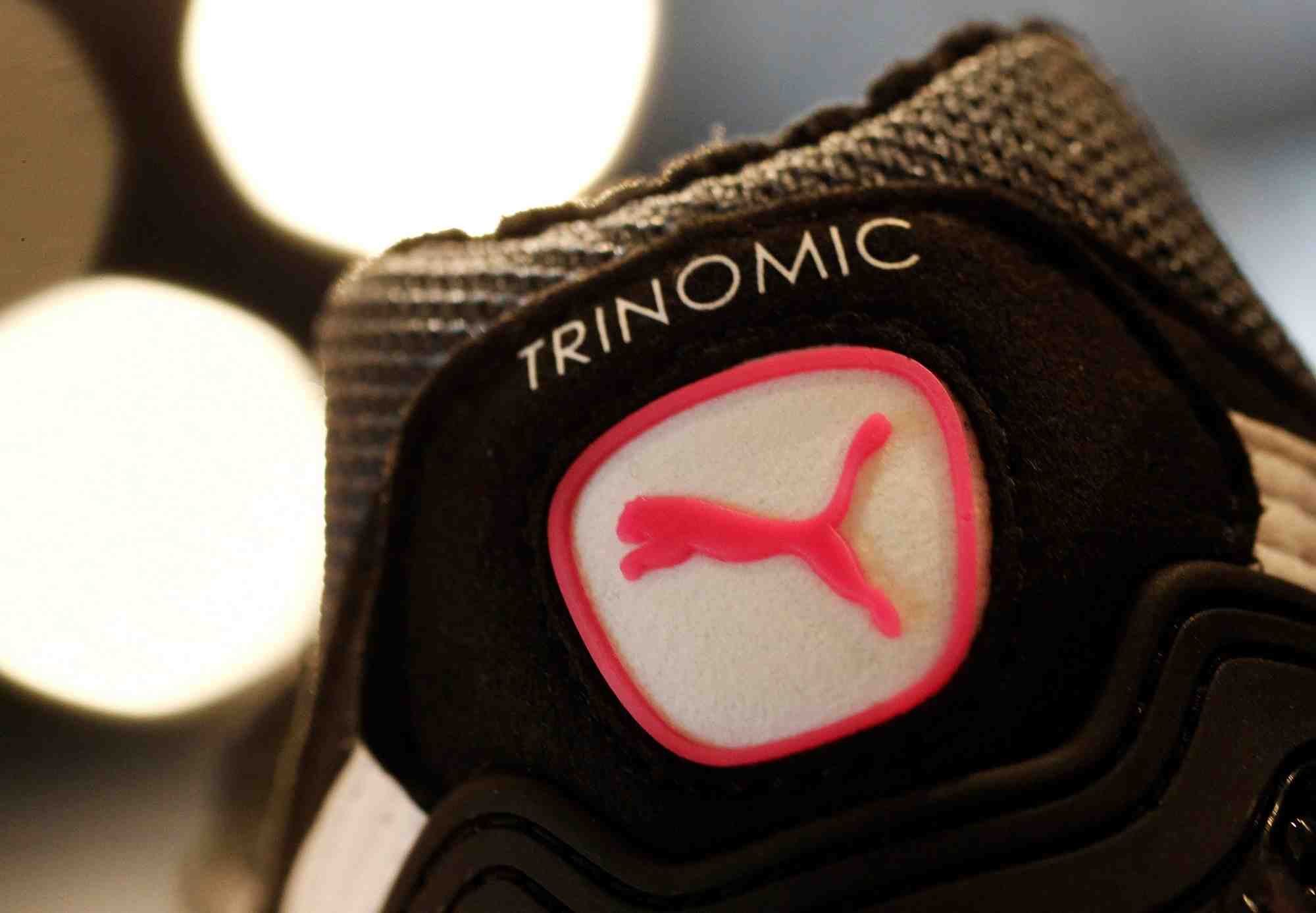 Le logo de puma sur une chaussure a herzogenaurach, en allemagne