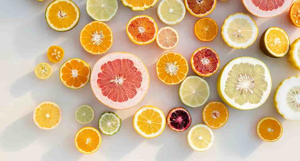 Citron, kumquat ou pomelo, les agrumes mettent un peu de soleil dans nos assiettes, à défaut d'en avoir dans le ciel hivernal.
