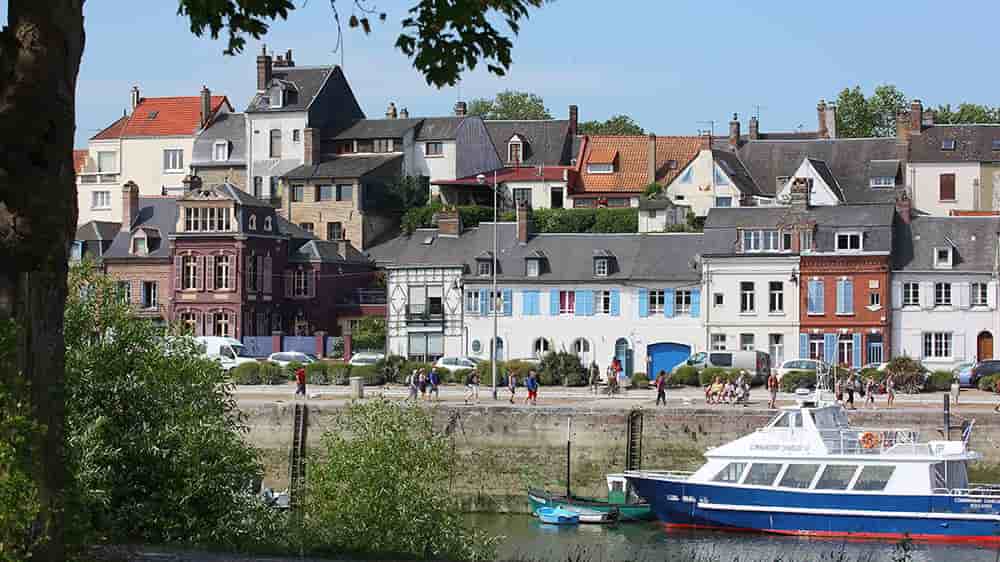Sur la Côte d'Opale, la petite cité médiévale a un charme pittoresque avec son port, ses remparts et ses maisons colorées.