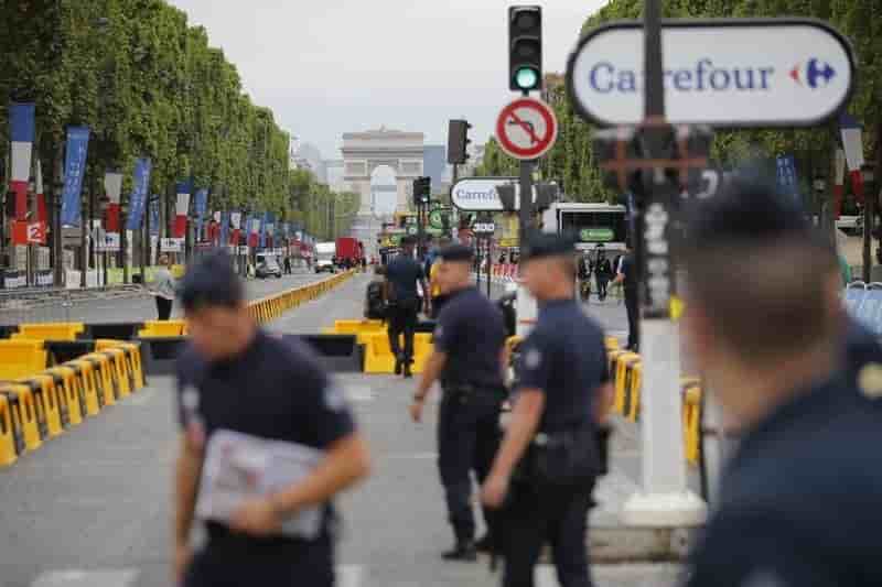 Un homme force un barrage policier avant le tour de france