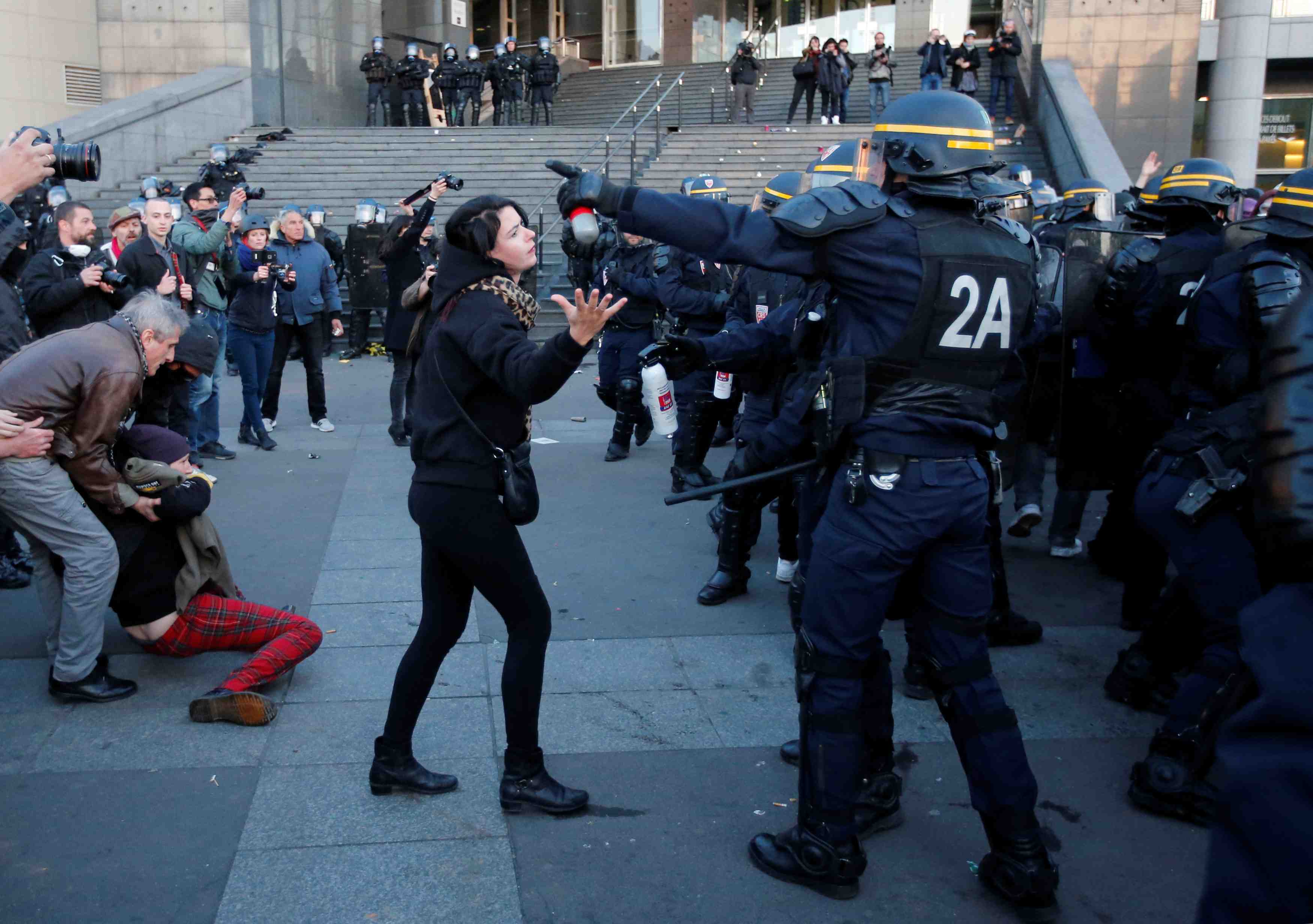 29 gardes a vue a paris, 6 policiers et 3 manifestants blesses
