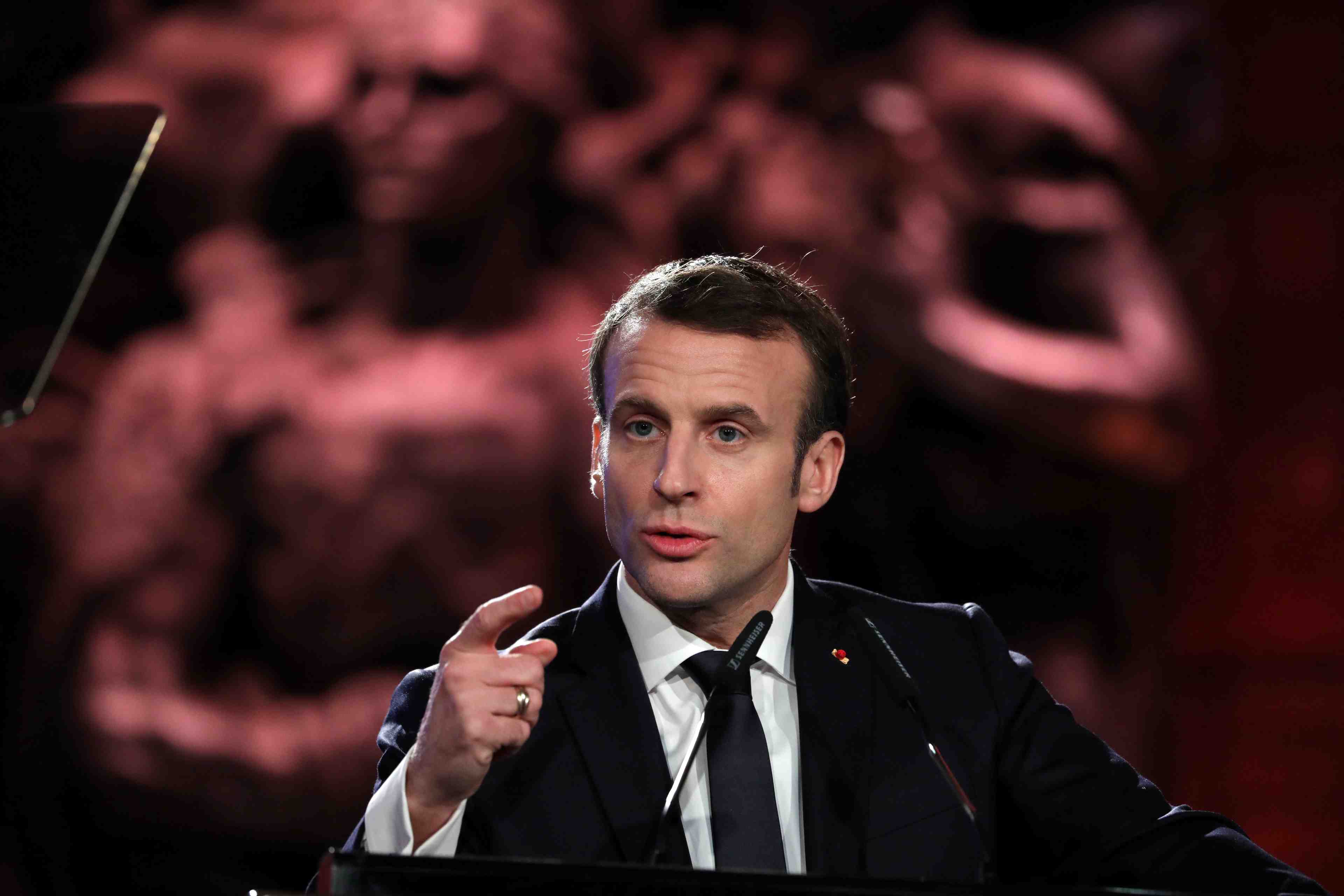 Macron fustige les discours "seditieux", melenchon lui repond
