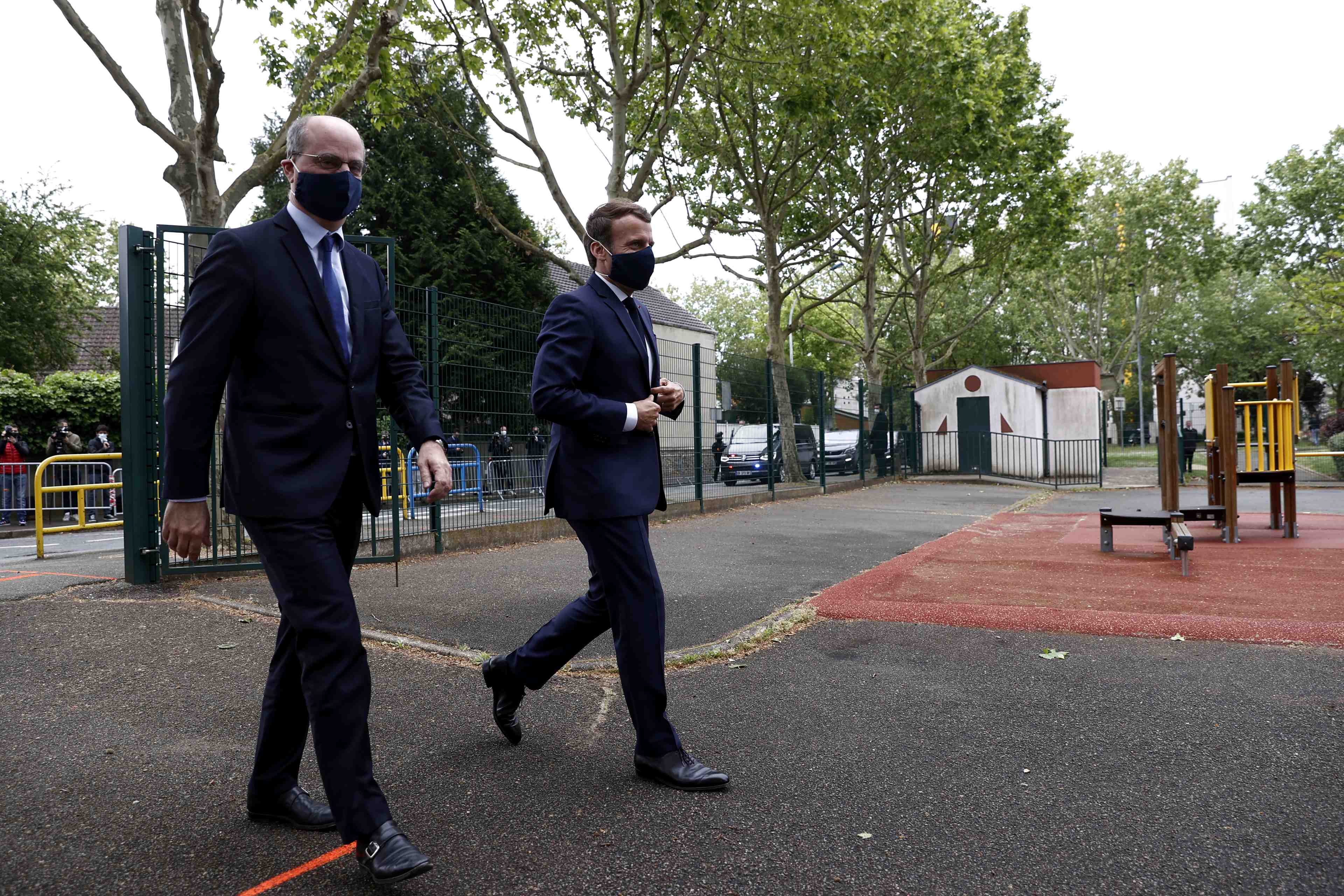 Macron tente de rassurer sur la reouverture des ecoles