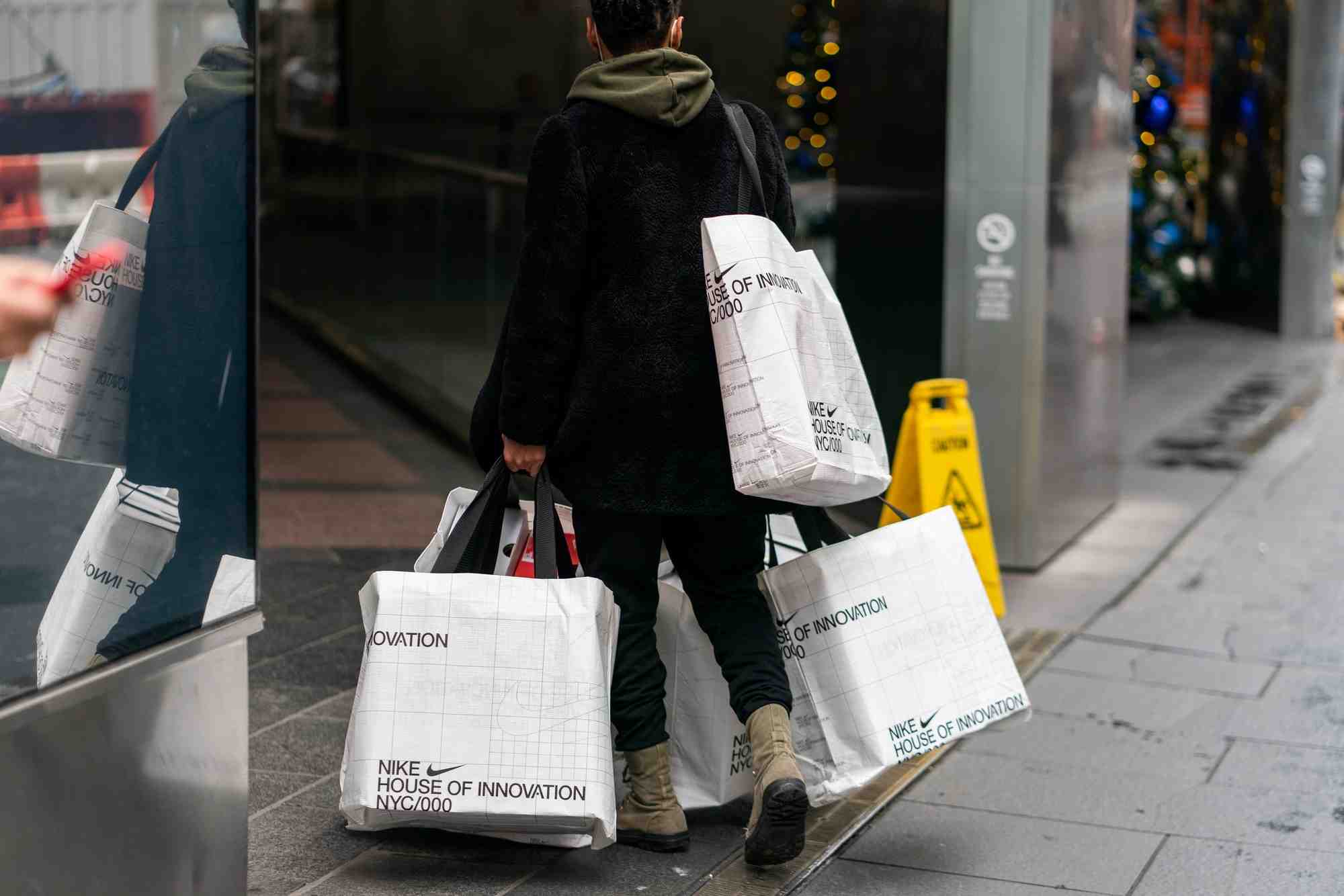 Une cliente sur la 5e avenue pendant les soldes du black friday a new york