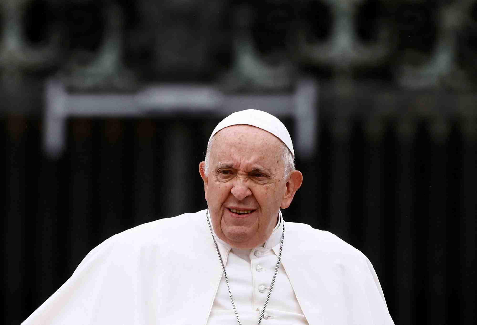 Le pape francois sur la place saint-pierre au vatican
