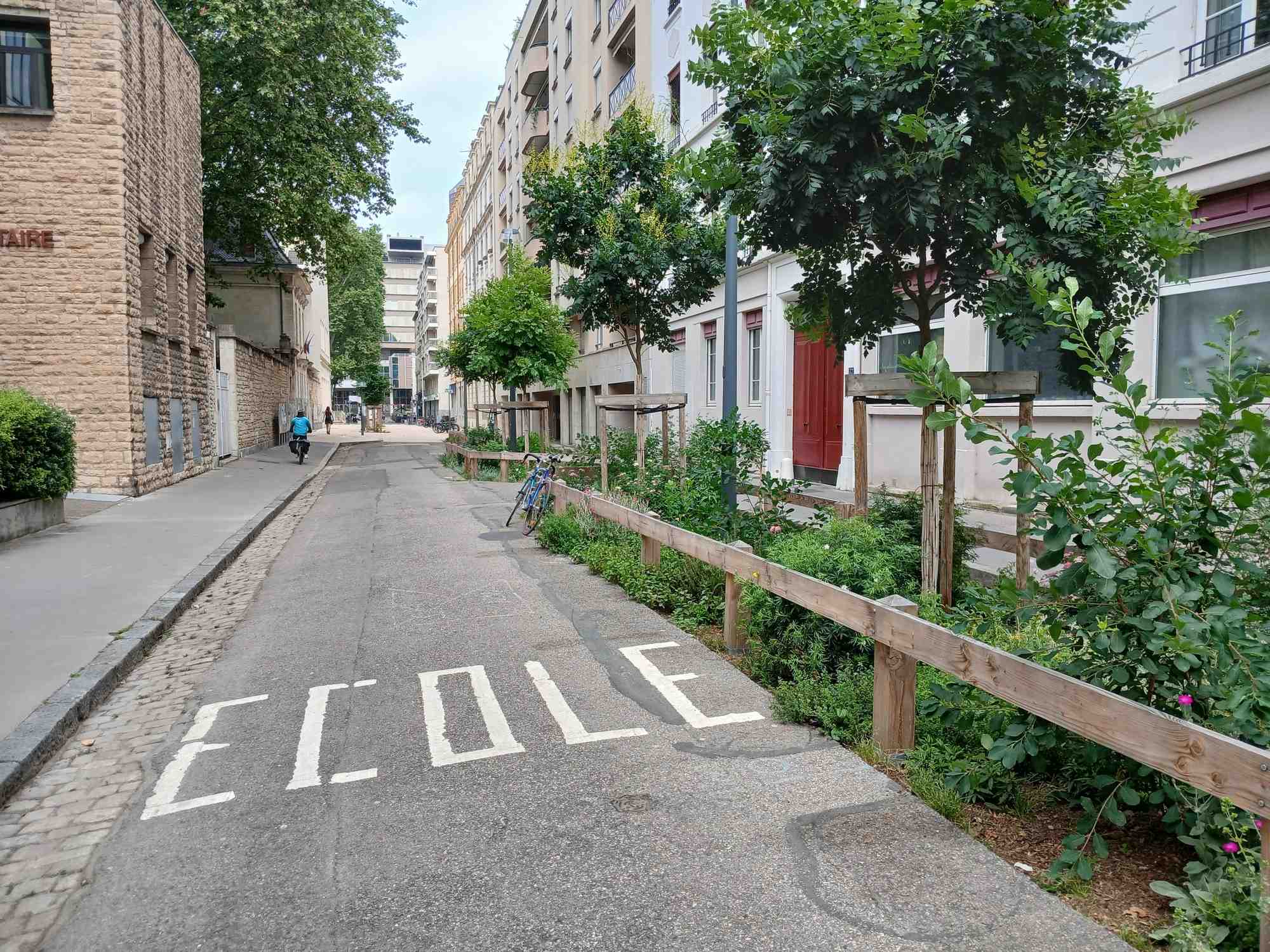 Interdiction des voitures, rues à sens unique, végétalisation, stationnement des vélos : la Ville et la Métropole de Lyon ont pour la première fois expérimenté la théorie des « superblocks » dans la Capitale des Gaules. Et précisément dans l'îlot Danton : le plus résidentiel des quartiers de la Part-Dieu, au sud du 3e arrondissement.