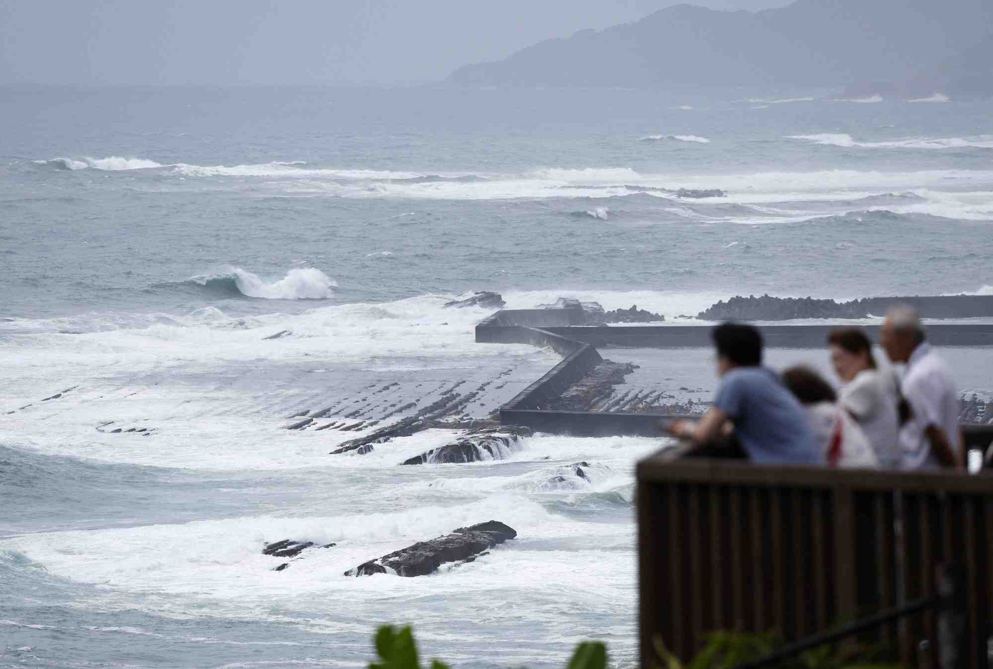 Vagues le long du rivage alors que le typhon shanshan s'approche du sud-ouest du japon a miyazaki