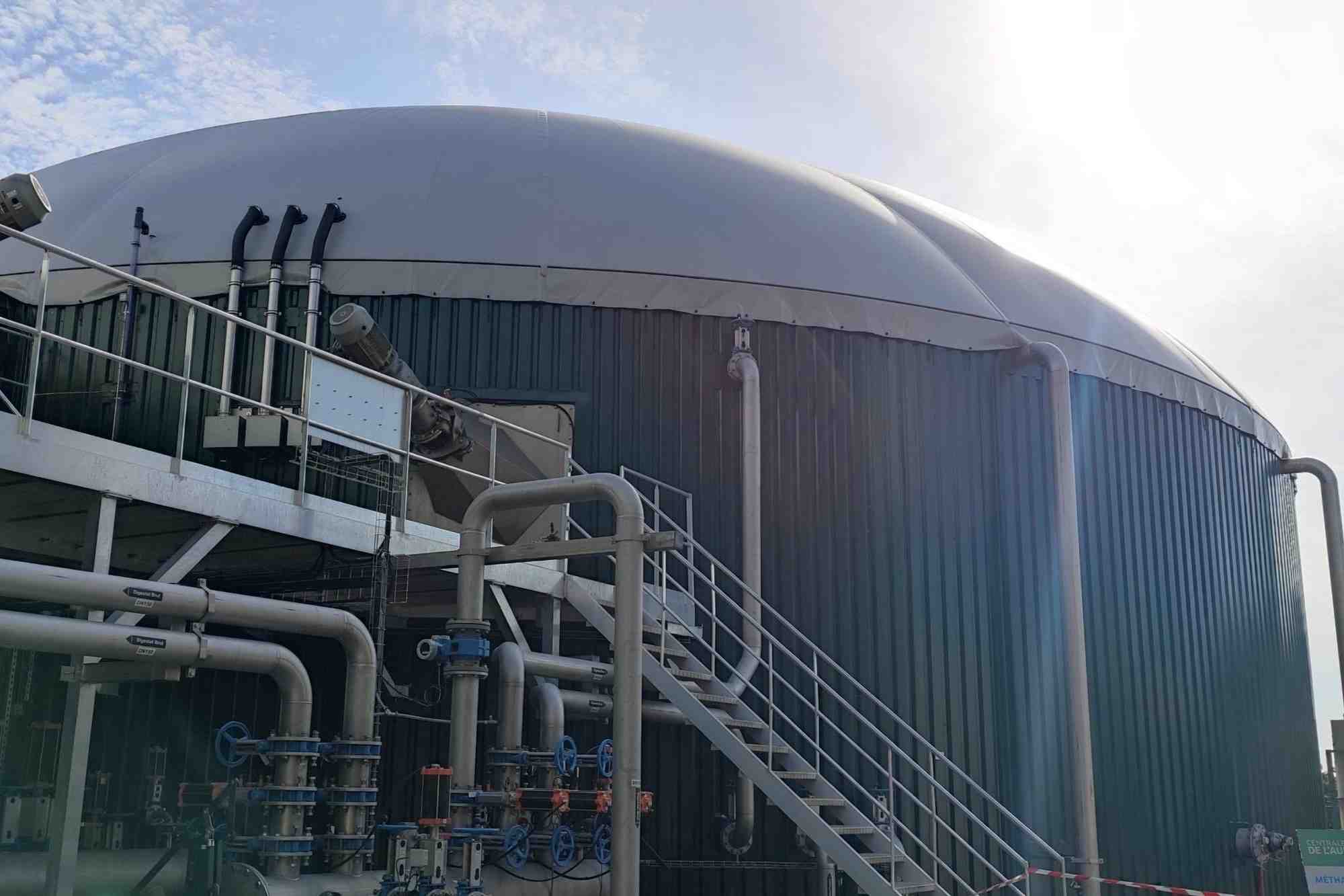 Pour atteindre l'objectif de 30% de gaz vert en 2030, GRDF en Bretagne mise sur la méthanisation et le doublement des sites. L'unité d’Aubigné – Aubiogaz fait partie des 90 méthanisateurs par injection installés dans la région.