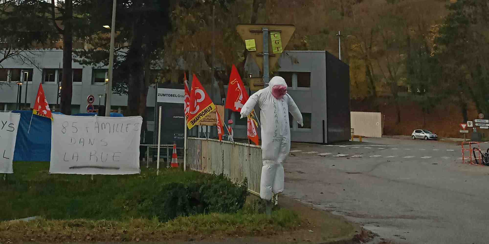 "Les Andelys, désert industriel", peut-on lire sur une banderole installée sur les grilles de l'usine Europhane, propriété du groupe autrichien Zumbotel.