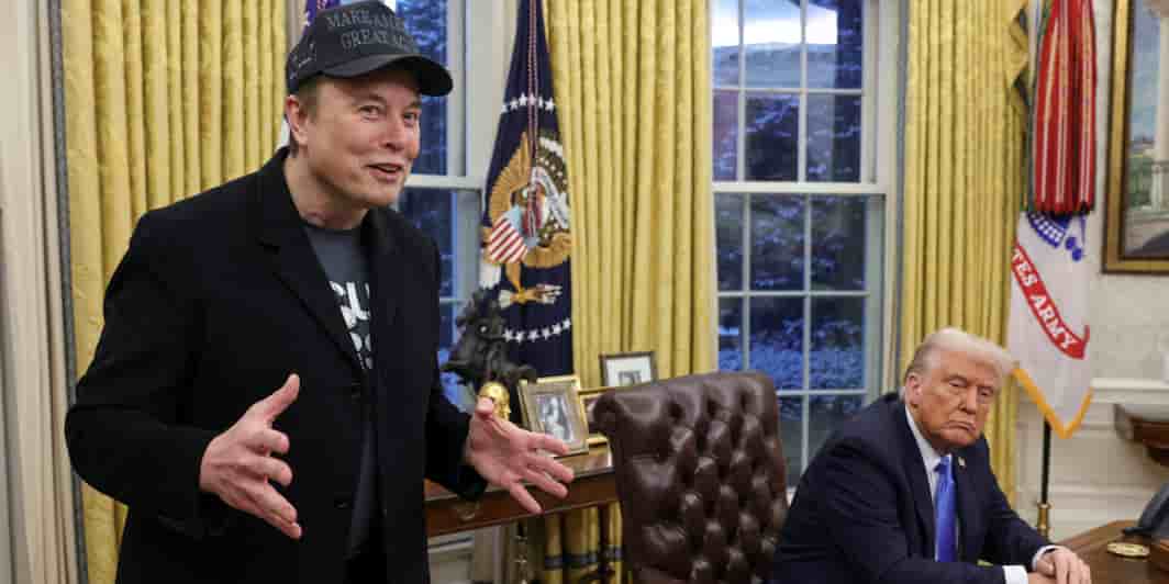 Elon Musk et le président Trump lors d'une conférence de presse donnée pour présenter l'action de la Commission de l'efficacité gouvernementale depuis le bureau ovale à la Maison-Blanche, le 11 février 2025.