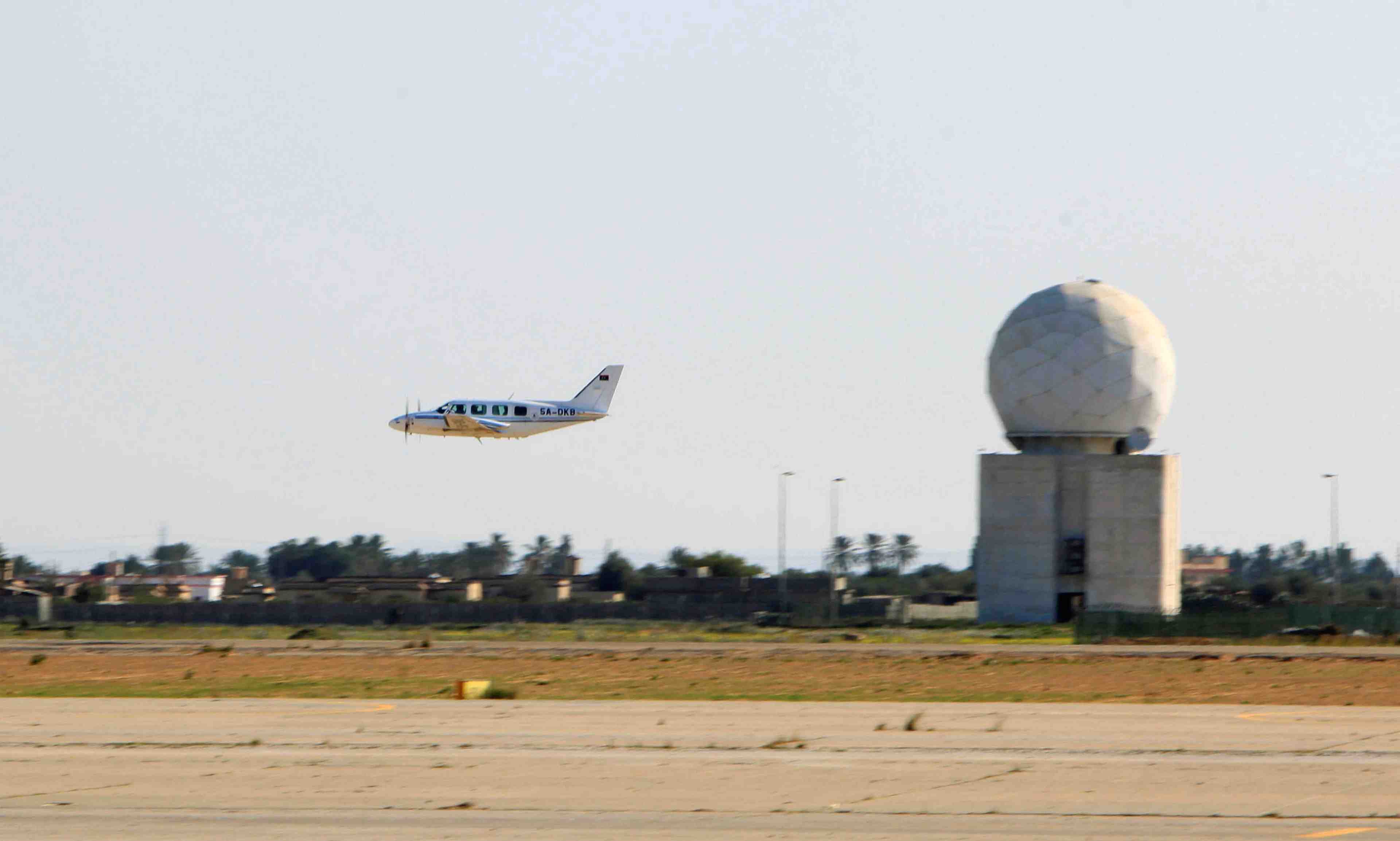 Libye: l'aeroport de tripoli ferme apres des tirs de roquettes