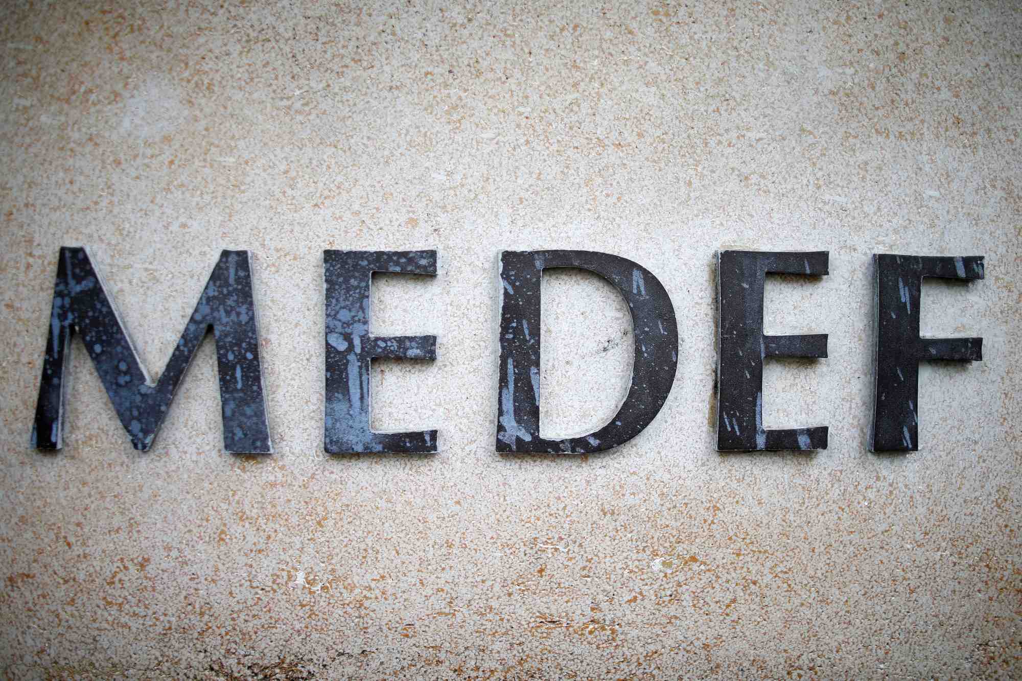 Retraites: le medef plaide pour un "age pivot" des maintenant