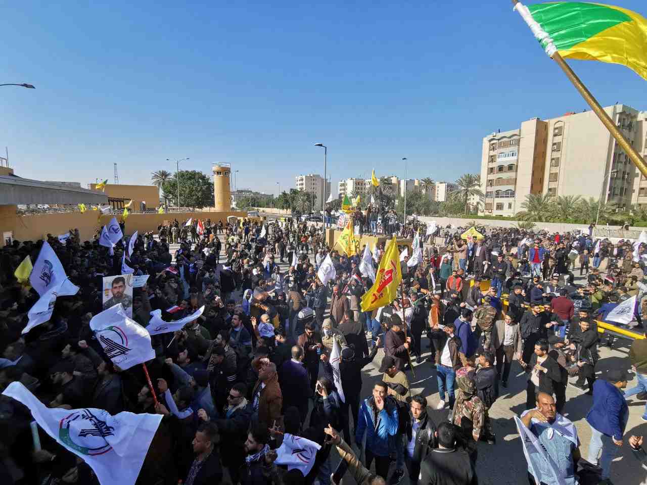 Manifestation de colere devant l'ambassade americaine en irak