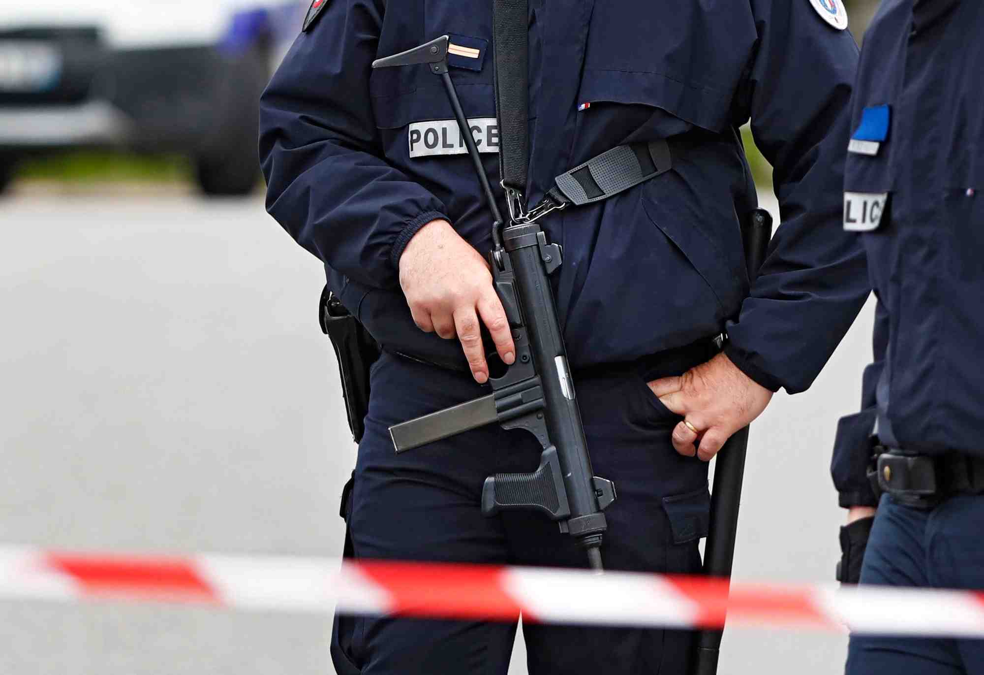 Un policier a un barrage routier a magnanville, en france