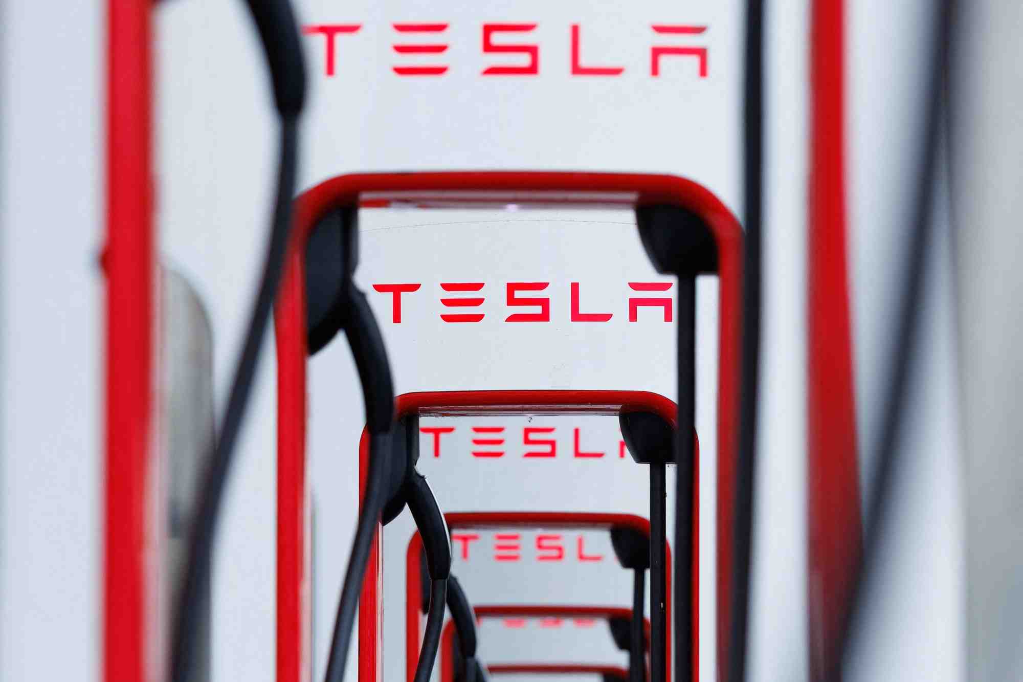 Une rangee de superchargeurs tesla a los angeles