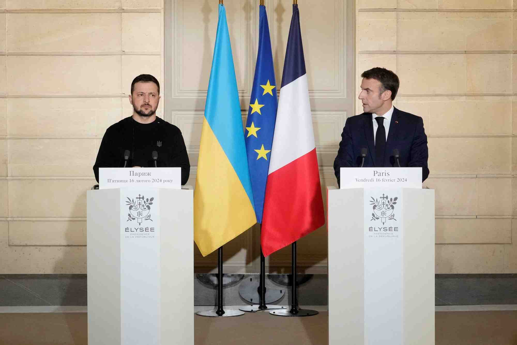 Le president francais macron rencontre le president ukrainien zelenskiy a paris