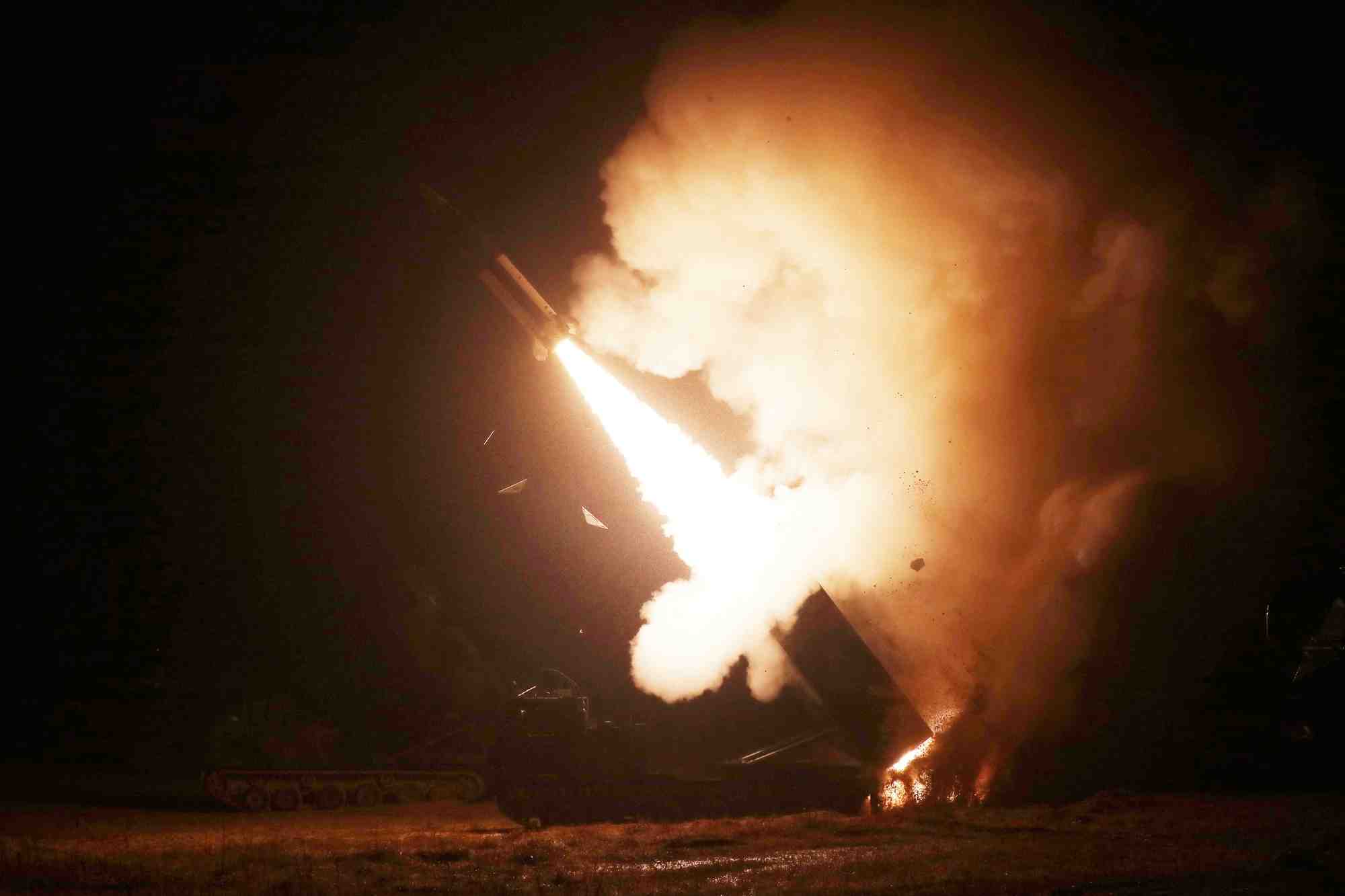 Photo d'un missile sol-sol est tire en mer