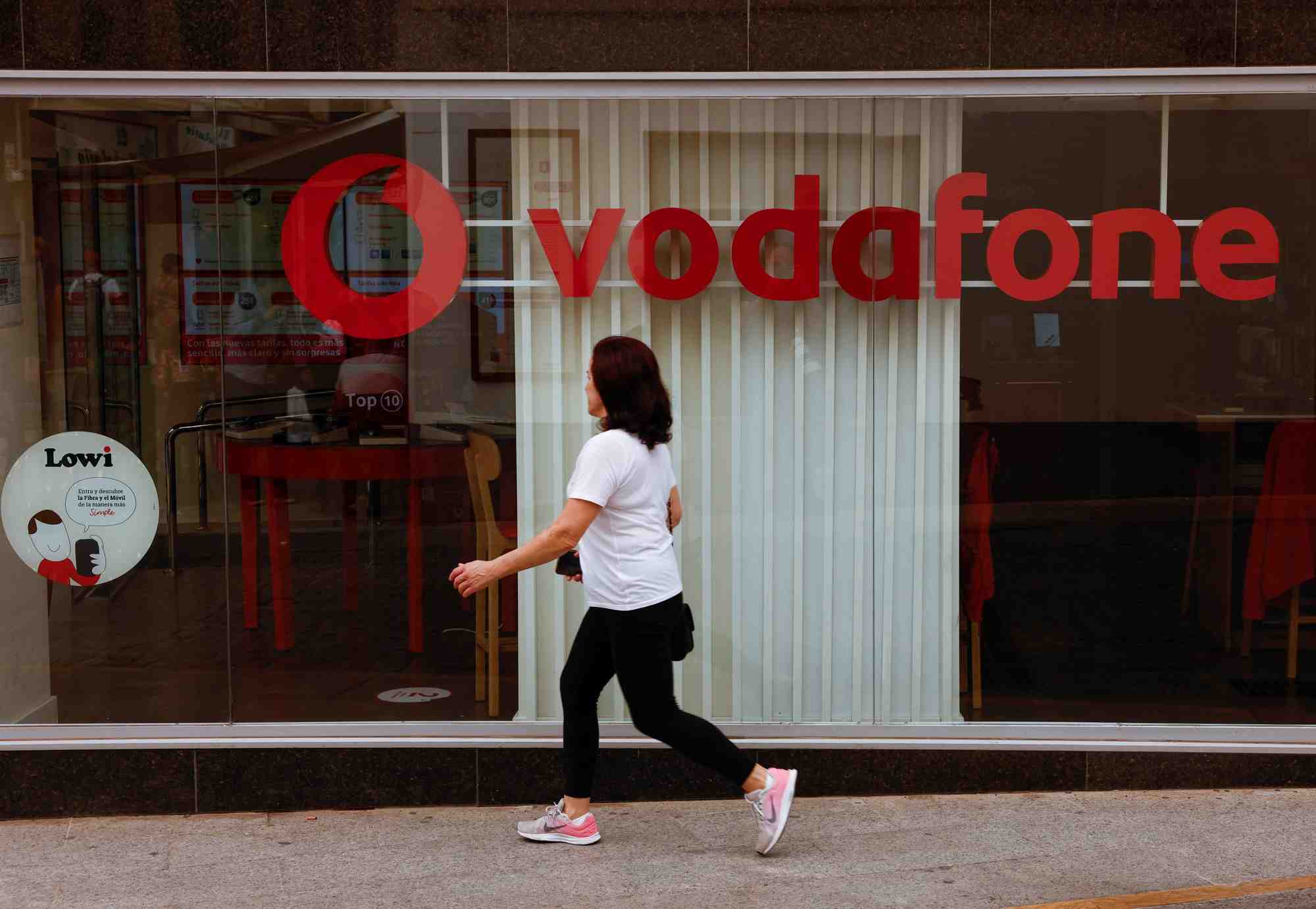 Swisscom, l'opérateur historique de télécoms en Suisse, va racheter la filiale italienne du géant britannique Vodafone pour 8 milliards d'euros.