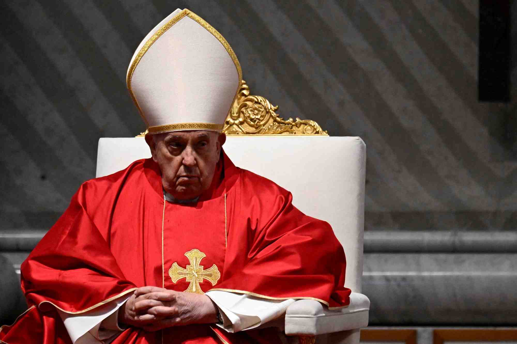 Le pape francois dirige l'office de la passion du seigneur dans la basilique saint-pierre, au vatican
