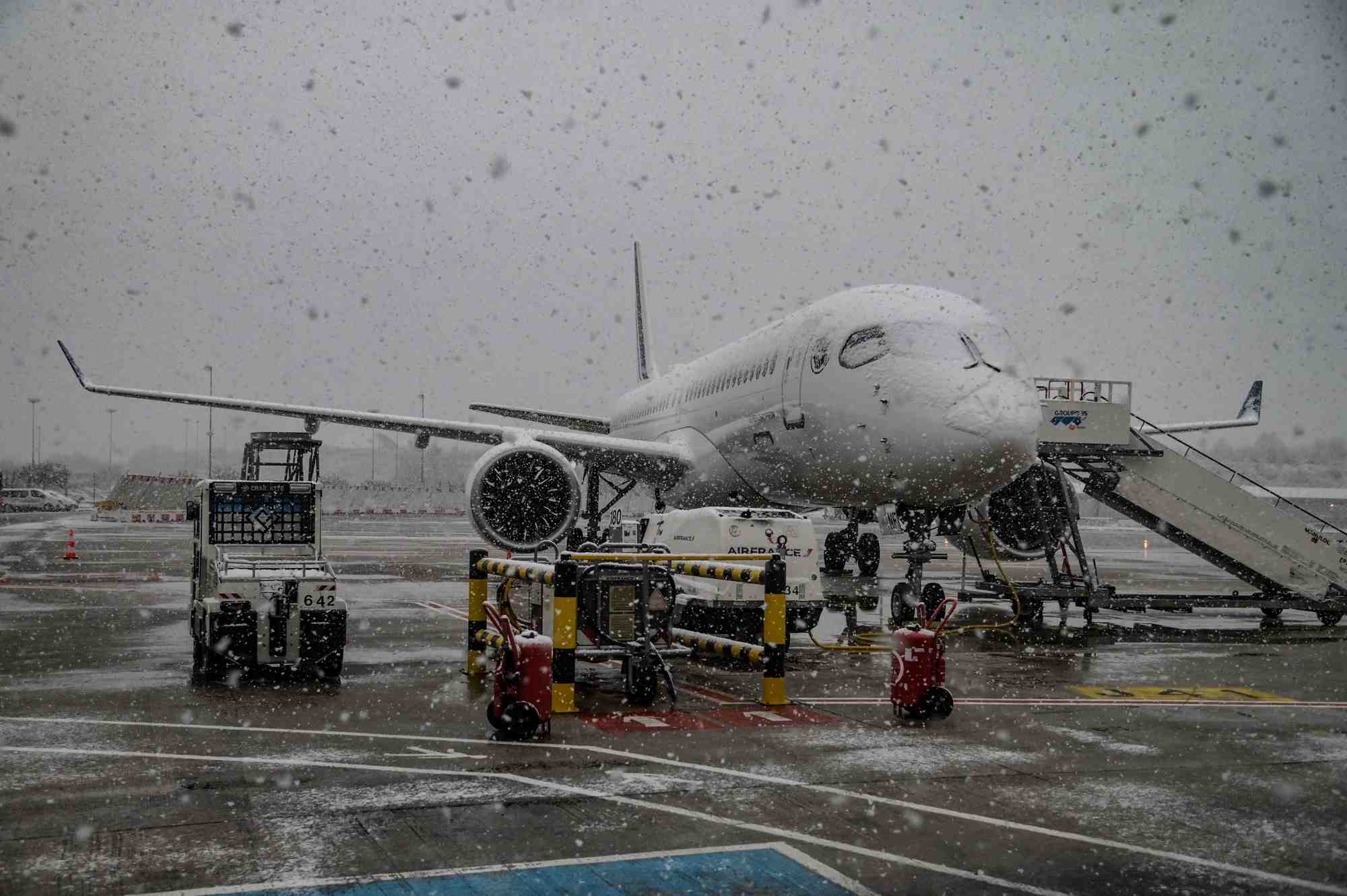 Air France indique pour sa part que ses opérations sont « actuellement perturbées à Paris-Charles-de-Gaulle et Paris-Orly, entraînant des retards de vols ».