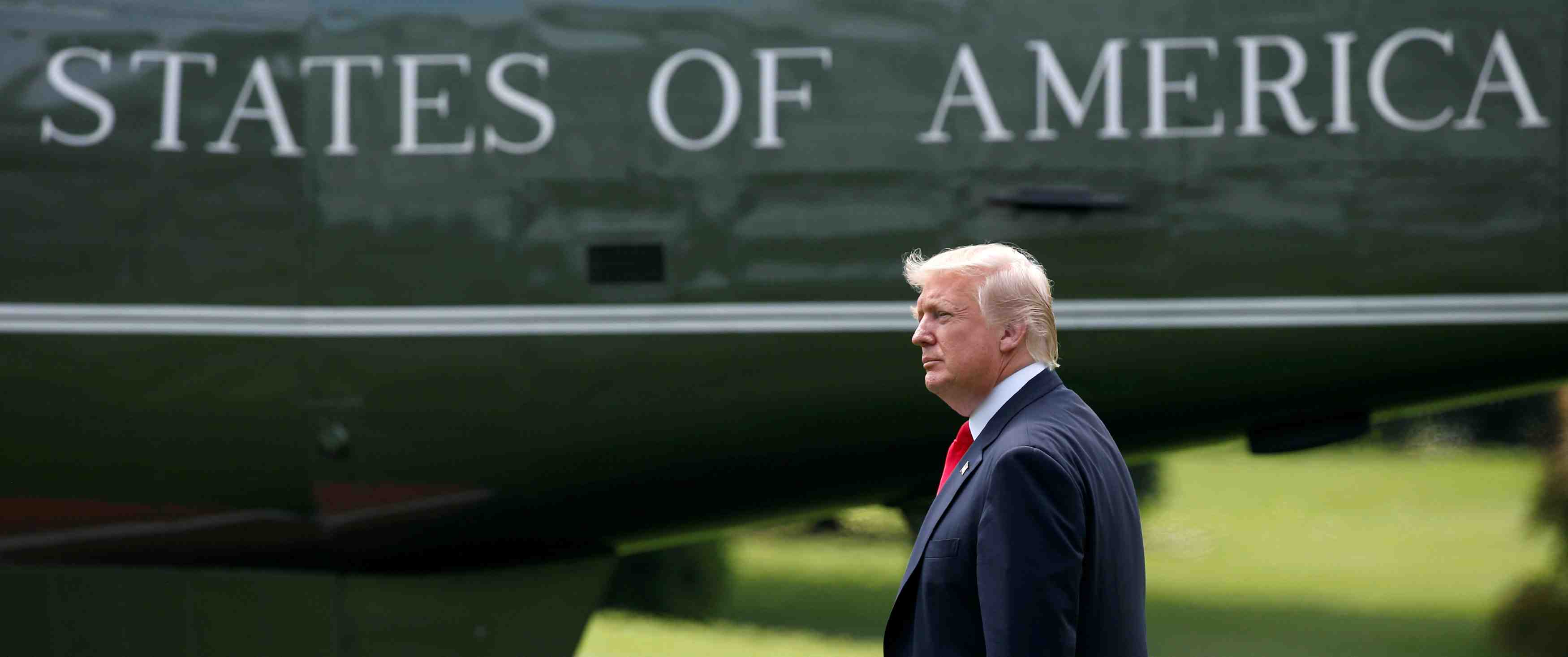 Trump s'entretient avec l'emir du qatar et propose son aide