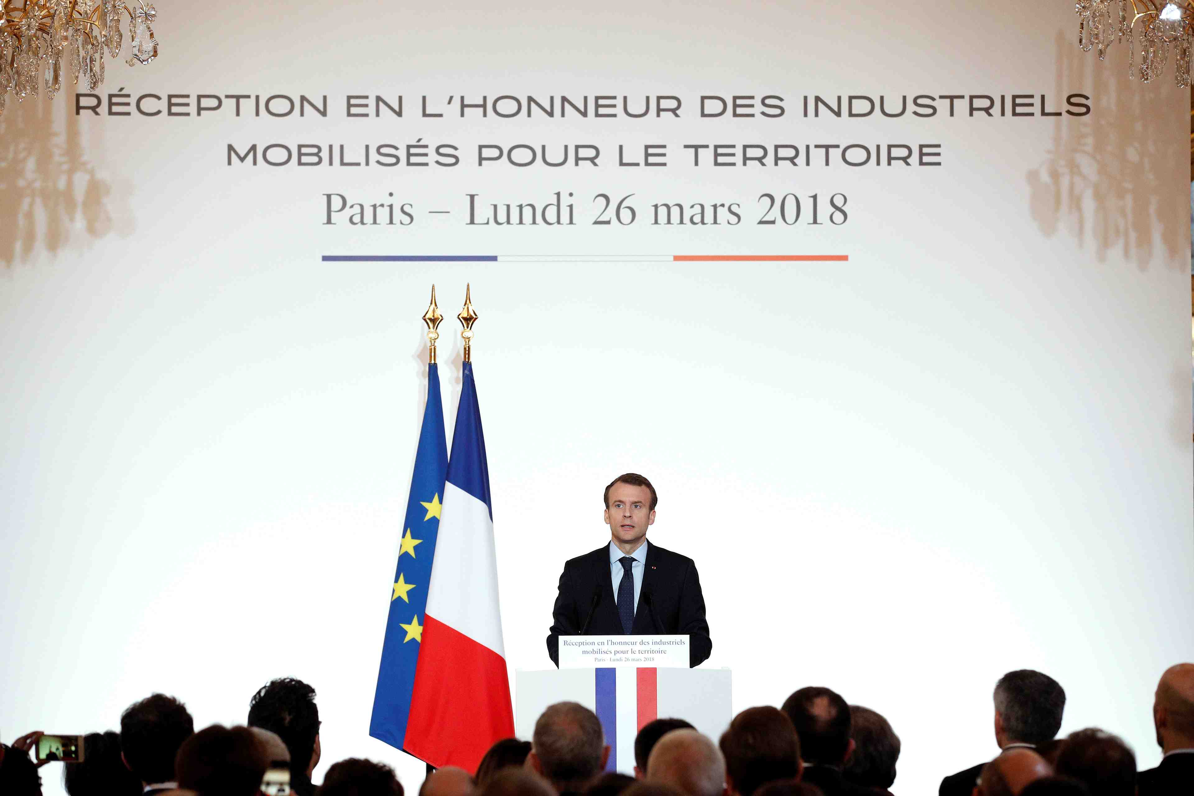 Macron appelle les industriels a reinvestir en france
