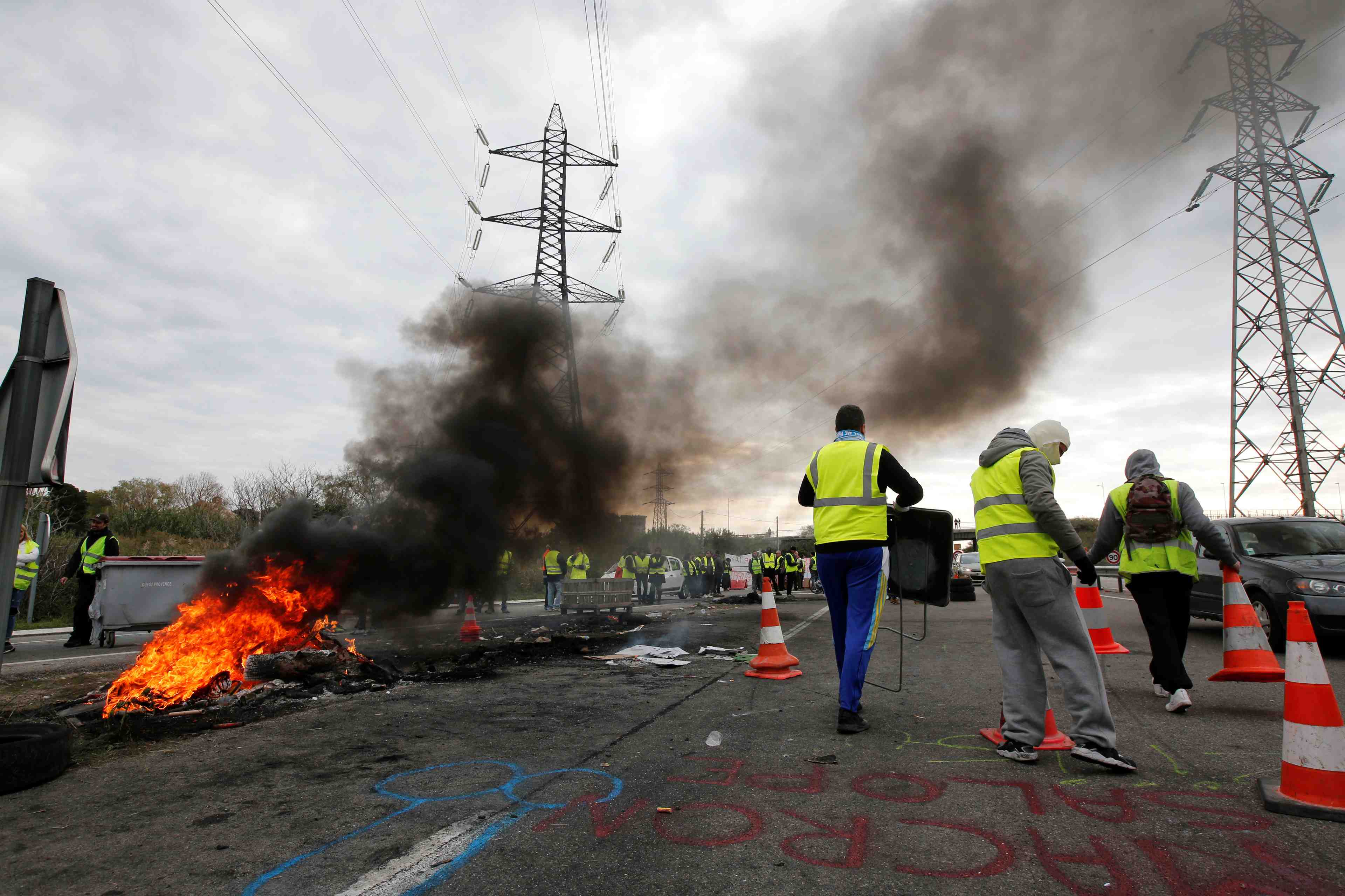 Reporters sans frontieres appelle les "gilets jaunes" a la retenue