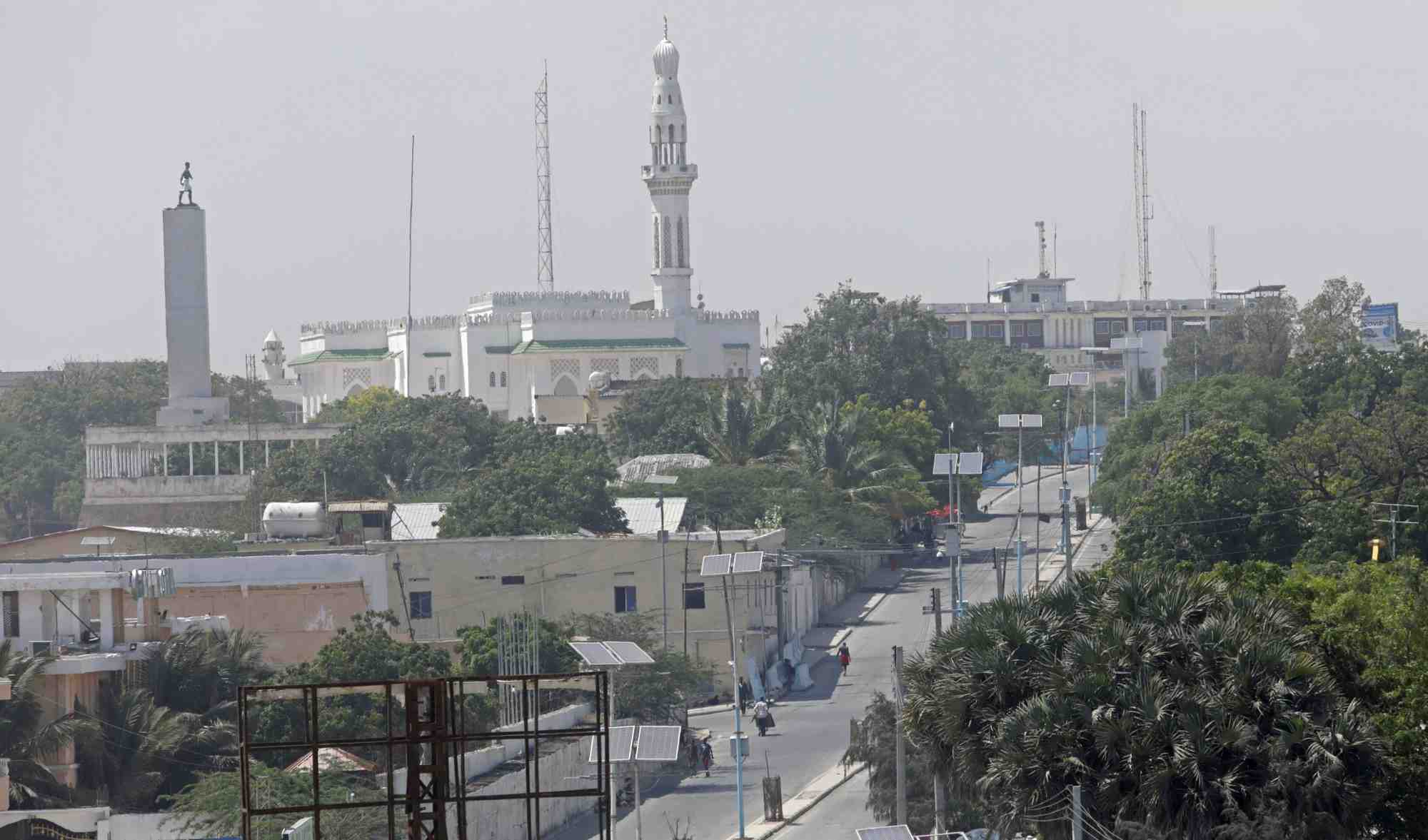 Photo d'archives d'une rue deserte devant le palais presidentiel a mogadiscio, en somalie