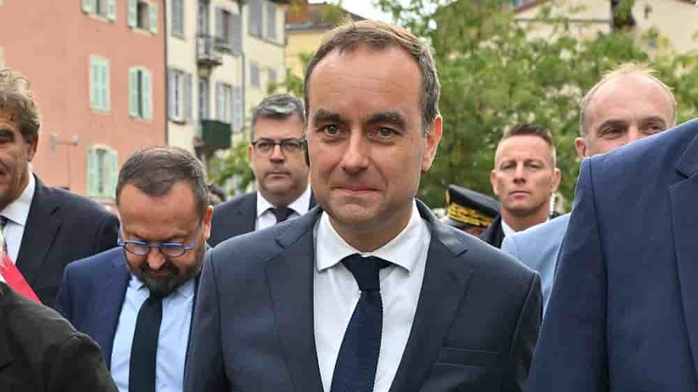 Sébastien Lecornu, aux côtés d'autres figures dominantes de la politique française.