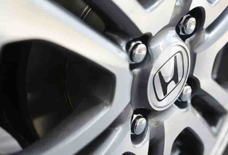 Honda dévoile une voiture à hydrogène, se dit optimiste à terme