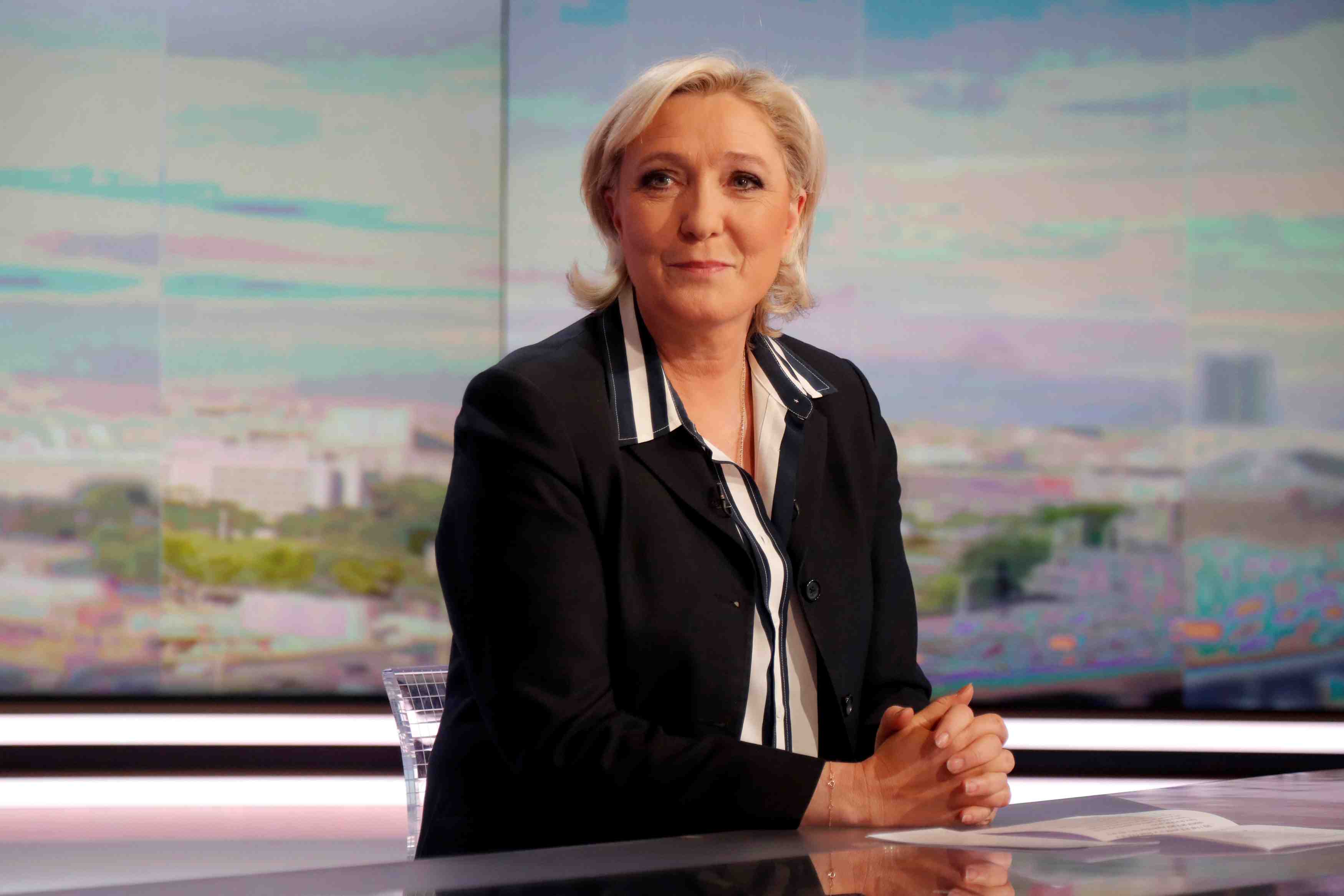 Le pen dissoudrait l'assemblee si elle n'a pas de majorite