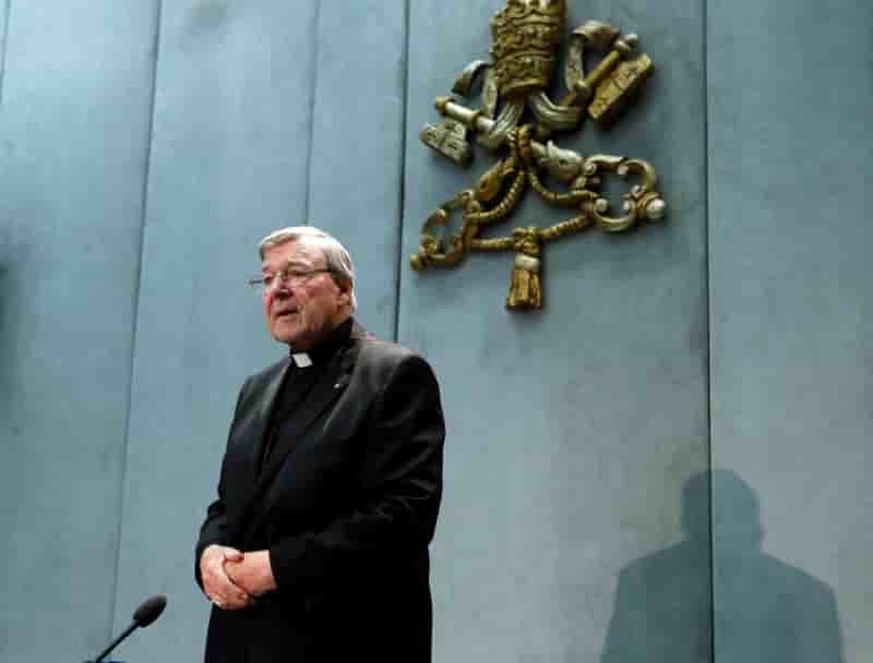 Le cardinal pell, inculpe d'abus sexuels, en route vers l'australie