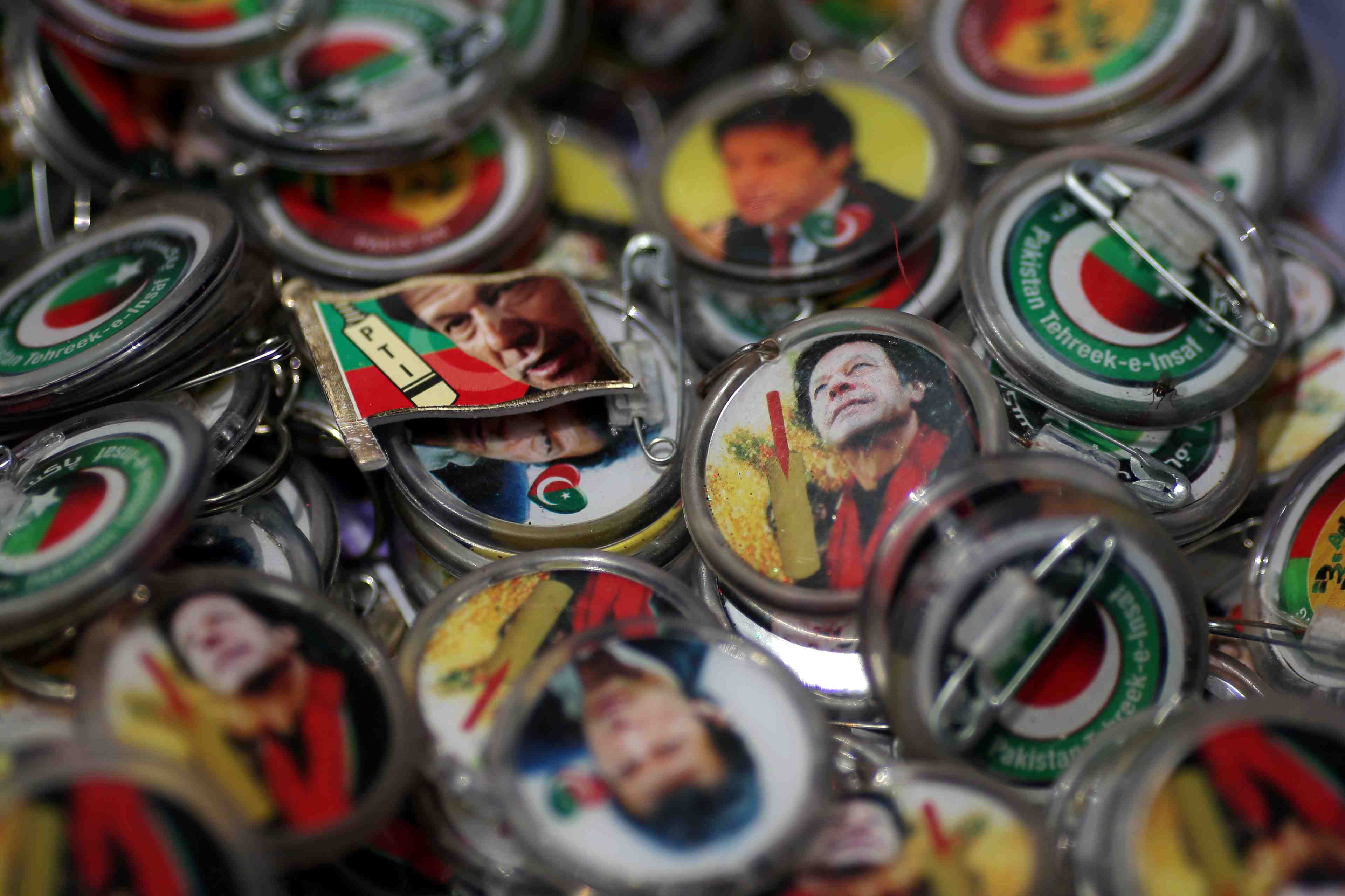 Pakistan: khan engage des discussions pour former une coalition