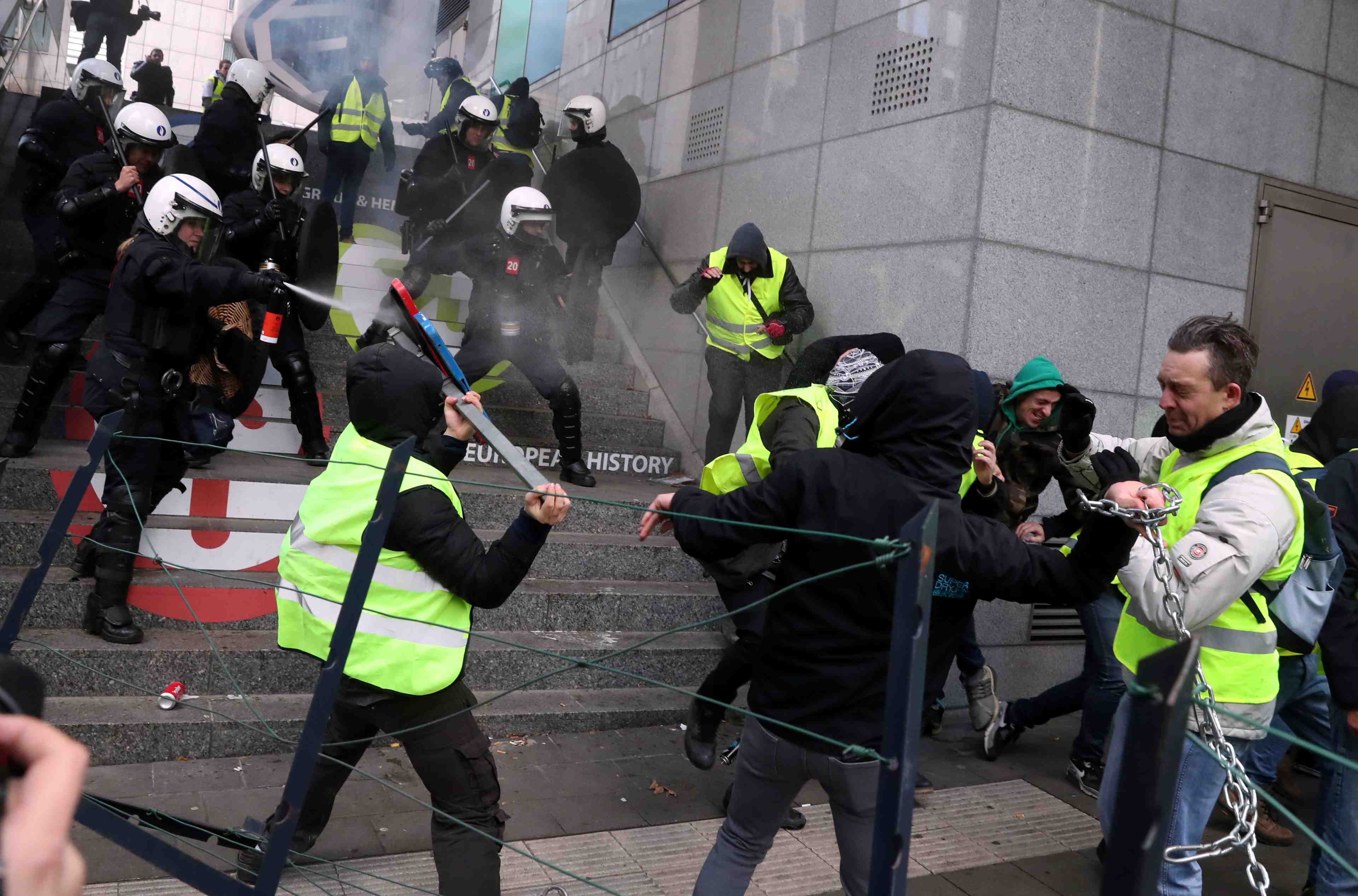 Quelque 400 "gilets jaunes" interpelles a bruxelles