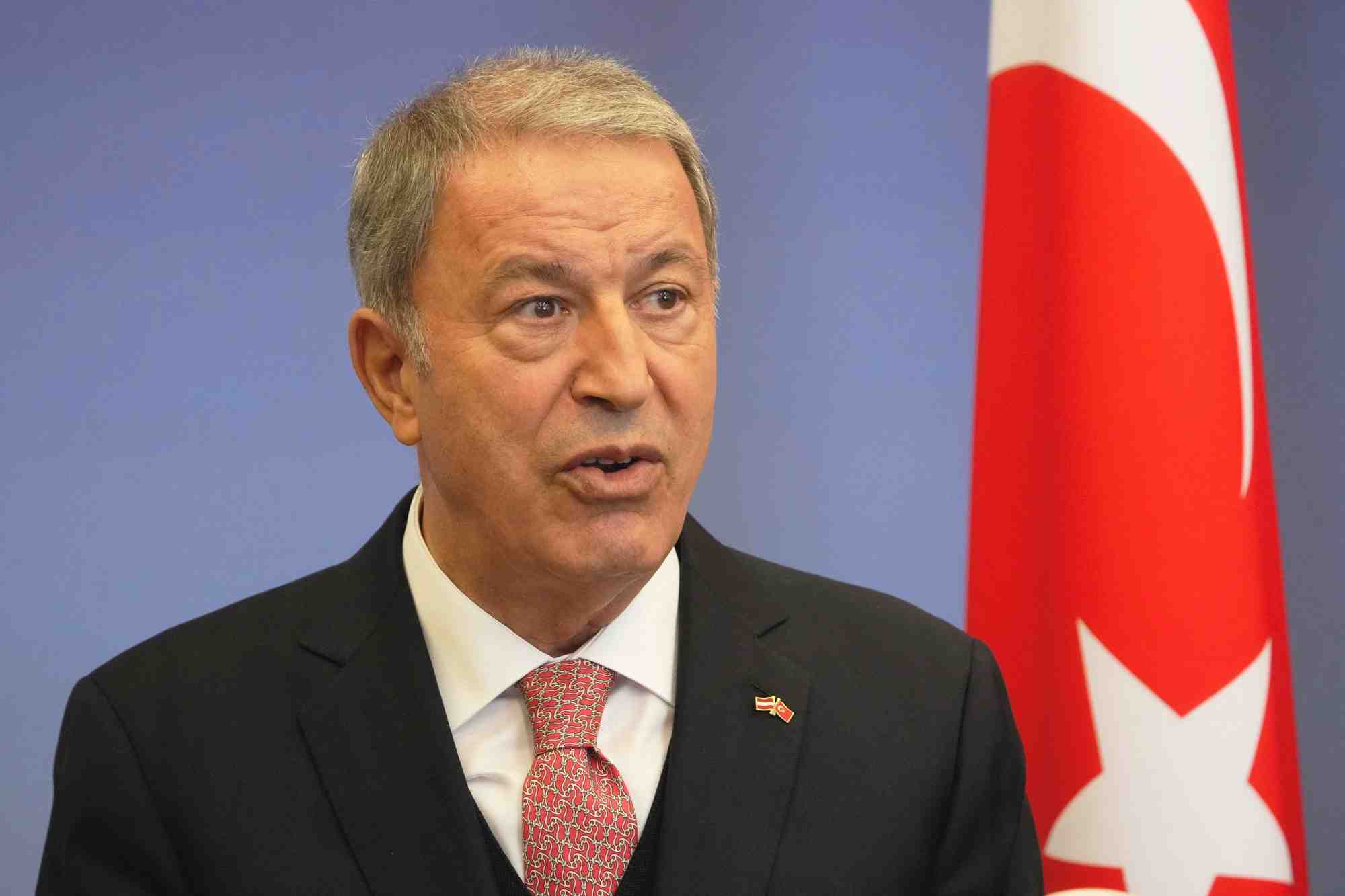 Le ministre turc de la defense hulusi akar lors d'une conference de presse a riga