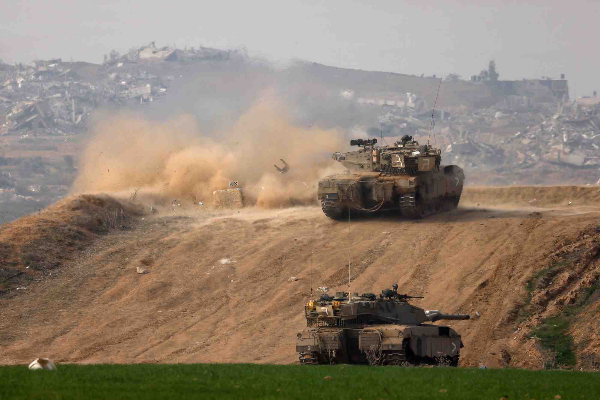 Un tank israelien tire en direction de gaza