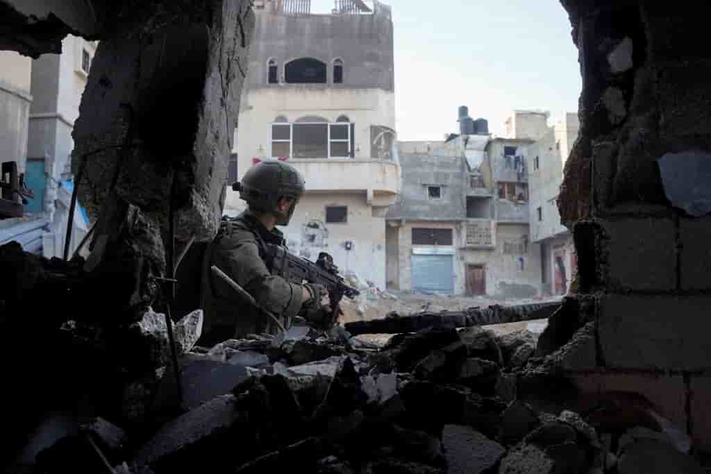Un soldat israelien tient son arme a khan younis, dans la bande de gaza