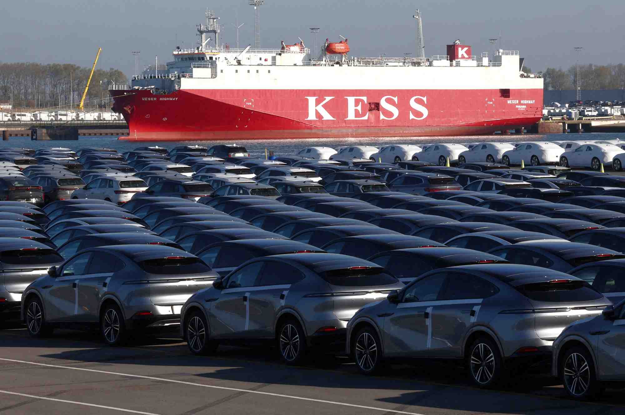 De nouveaux vehicules electriques de la societe xpeng, construits en chine, sont vus stationnes dans le port de zeebrugge