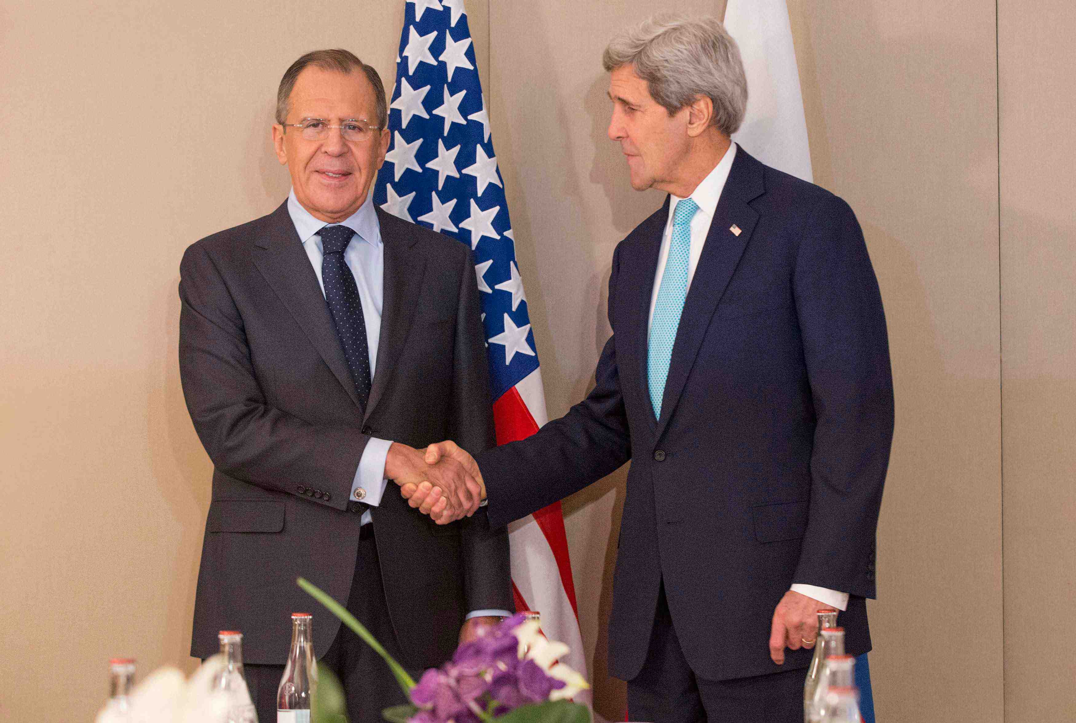 John kerry dit avoir evoque le respect de la treve en ukraine avec serguei lavrov a geneve