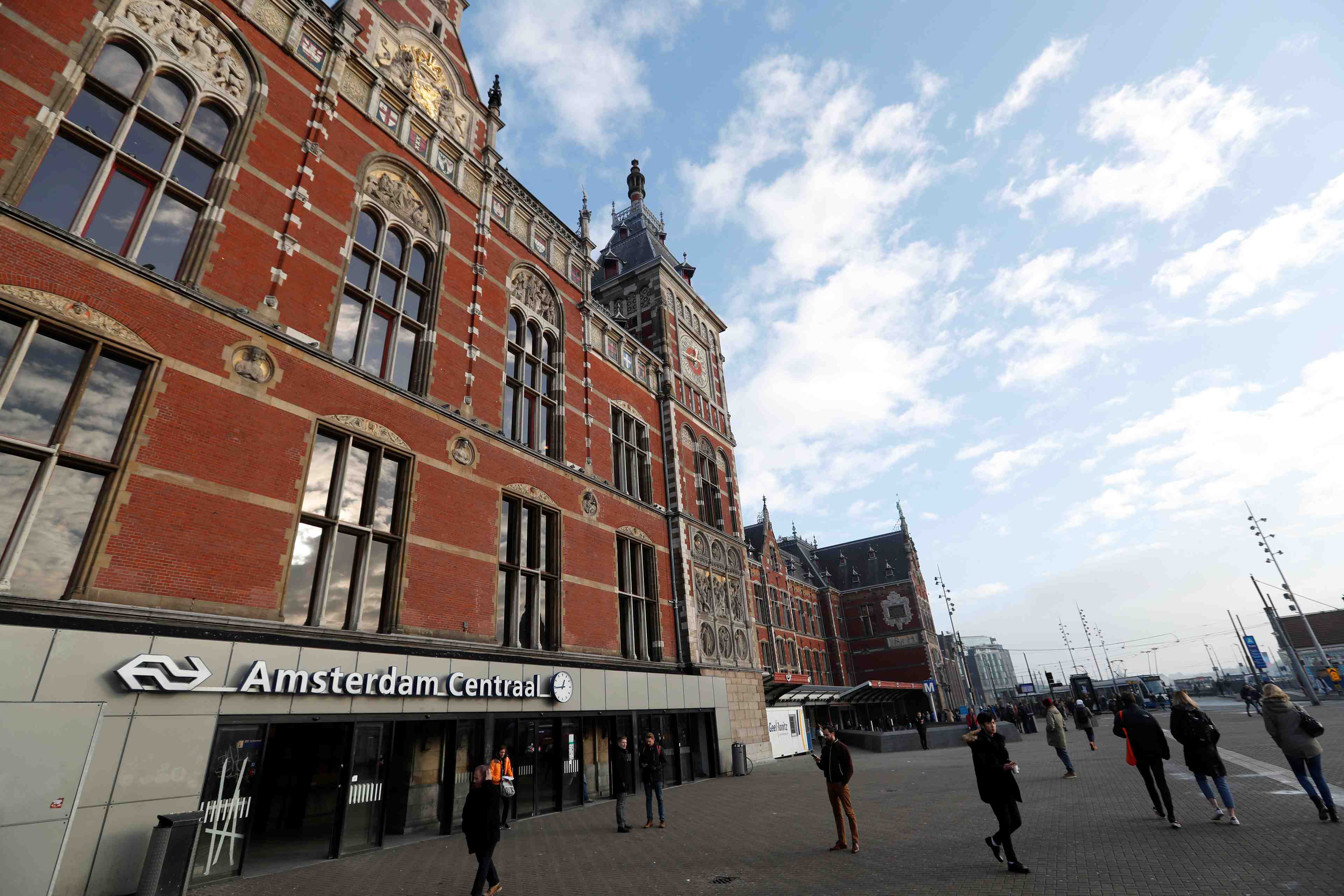 Agressions au couteau en gare d'amsterdam, un afghan arrete